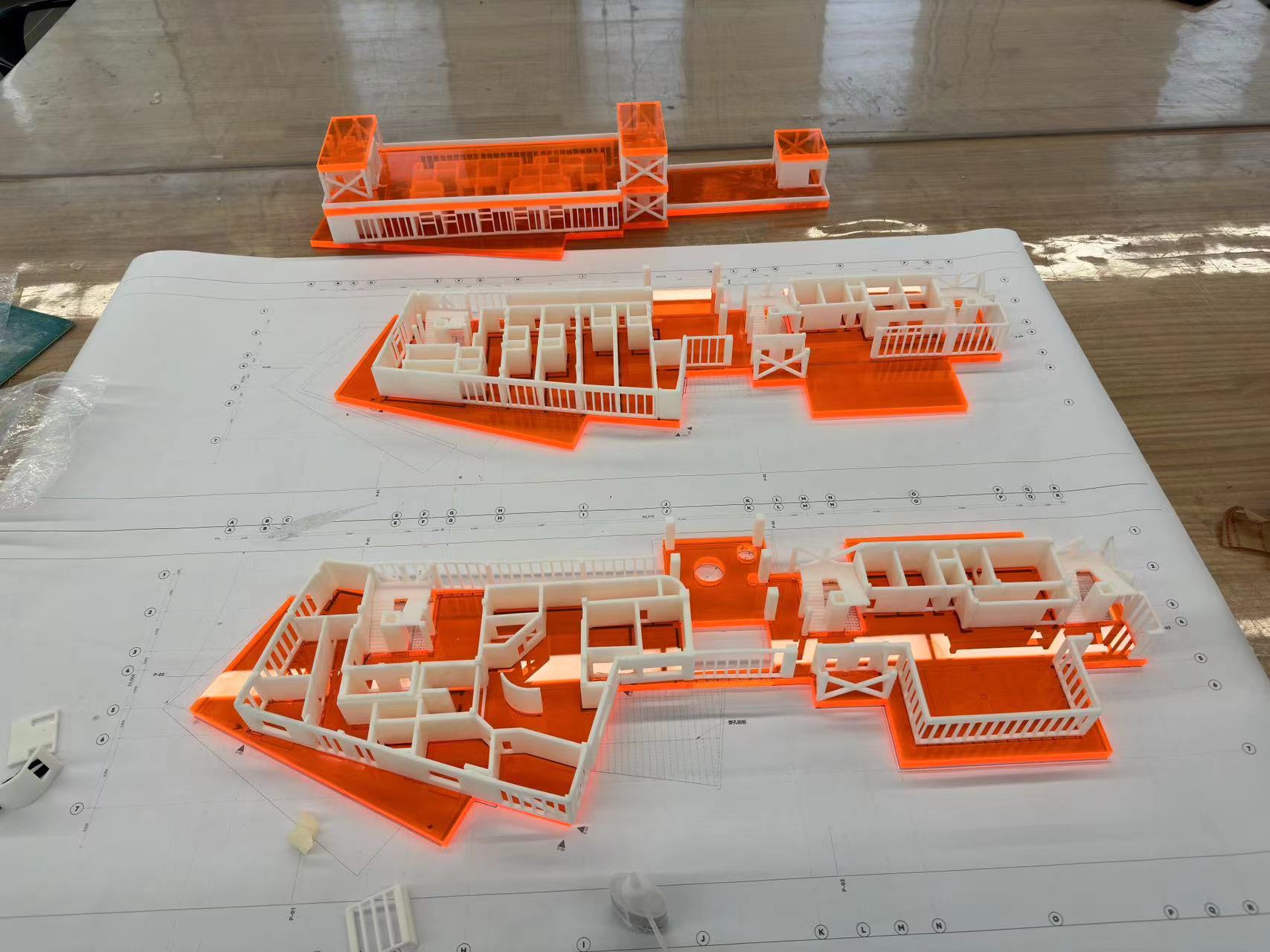 Attach the components to the base plate according to the model drawings.