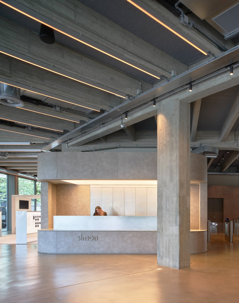 Ceiling and lighting: pendant lamps of different shapes over a cafe counter, exposed concrete beams