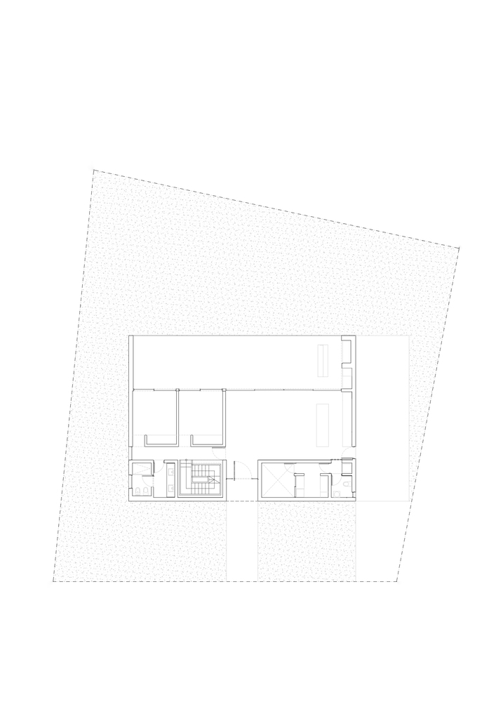 Ground-floor plan: L-shaped layout, rooms along the street wall, garden to the rear