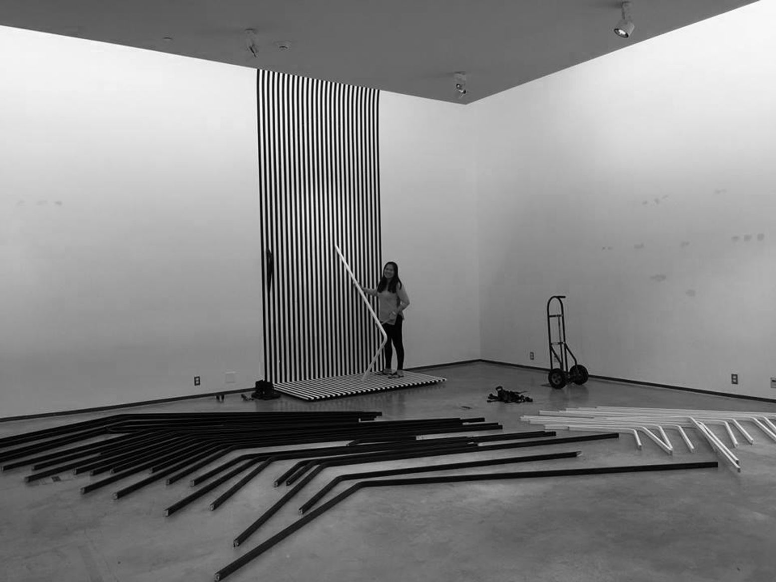 Architectural Moiré in Progress – Behind-the-scenes assembly of the mesmerizing illusion.