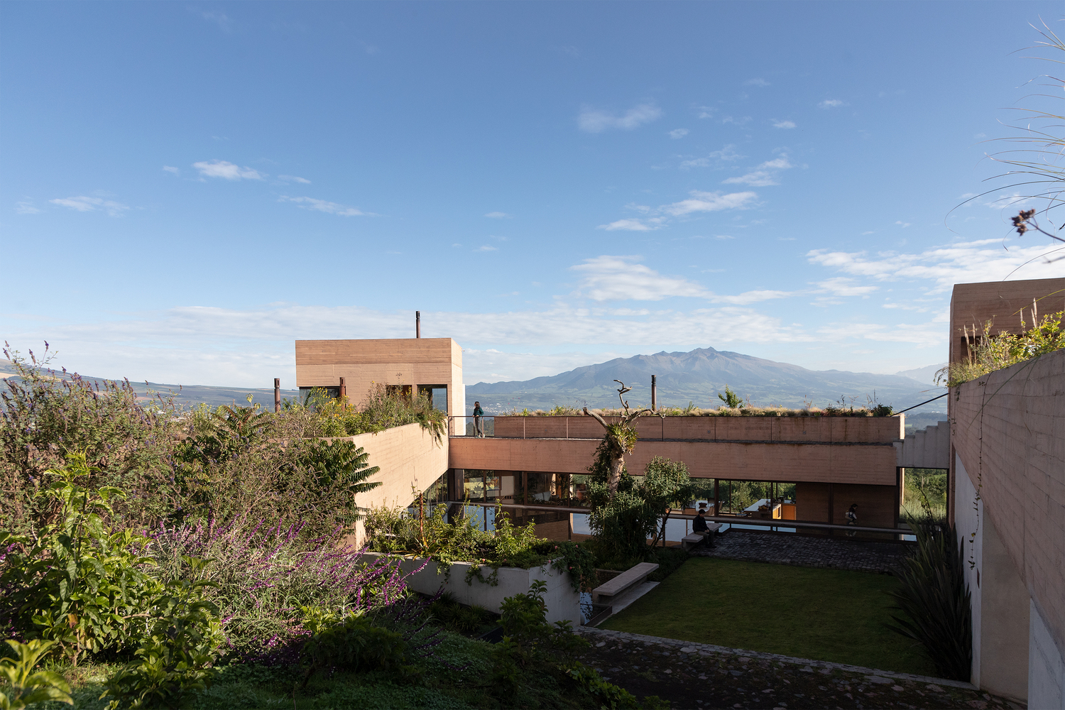 The Pasture House by Diez + Muller Arquitectos: a mountain residence that settles into its Andean landscape with quiet confidence