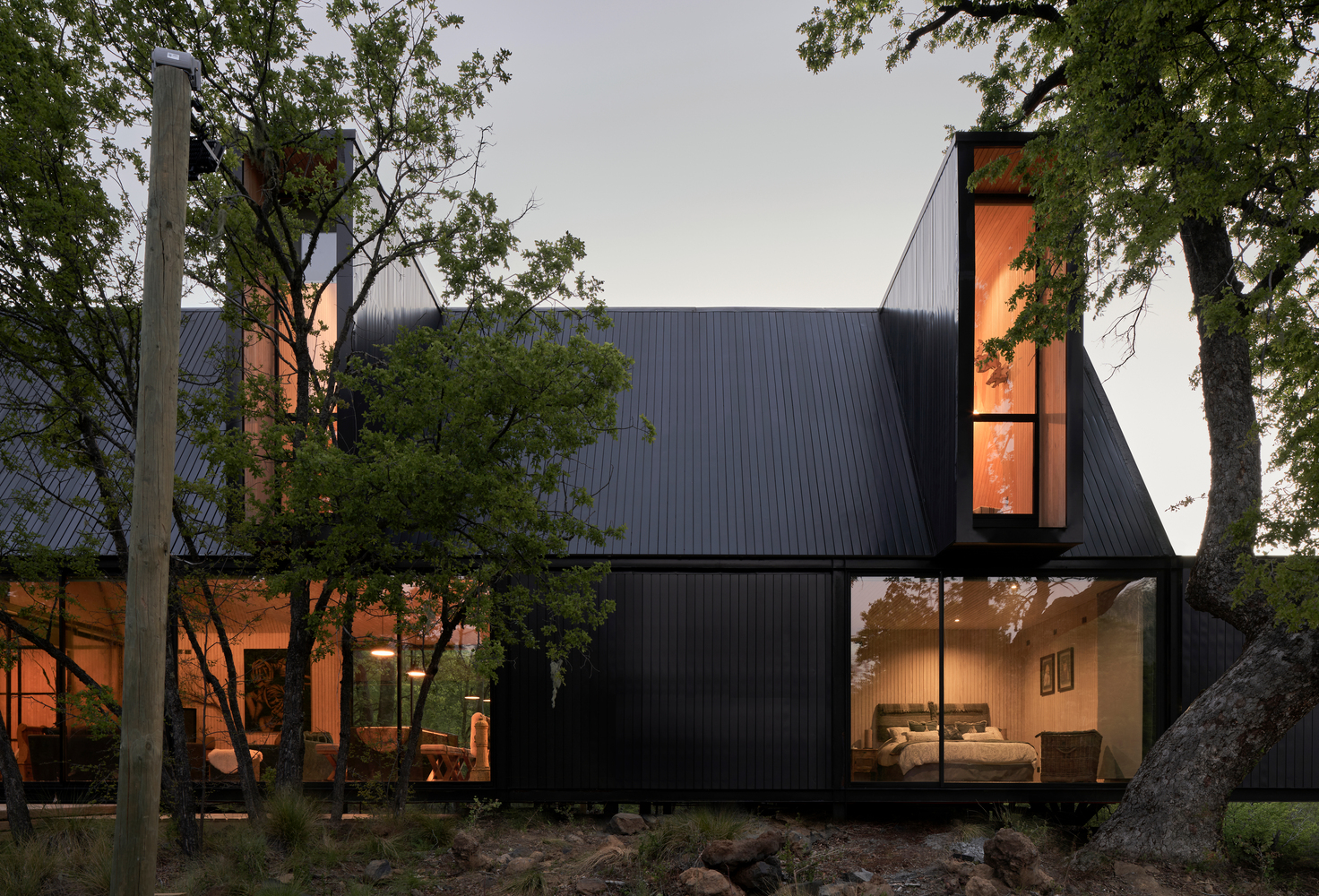 割引購入 Trama House: A Modern Forest House Design by Urzúa Soler その他