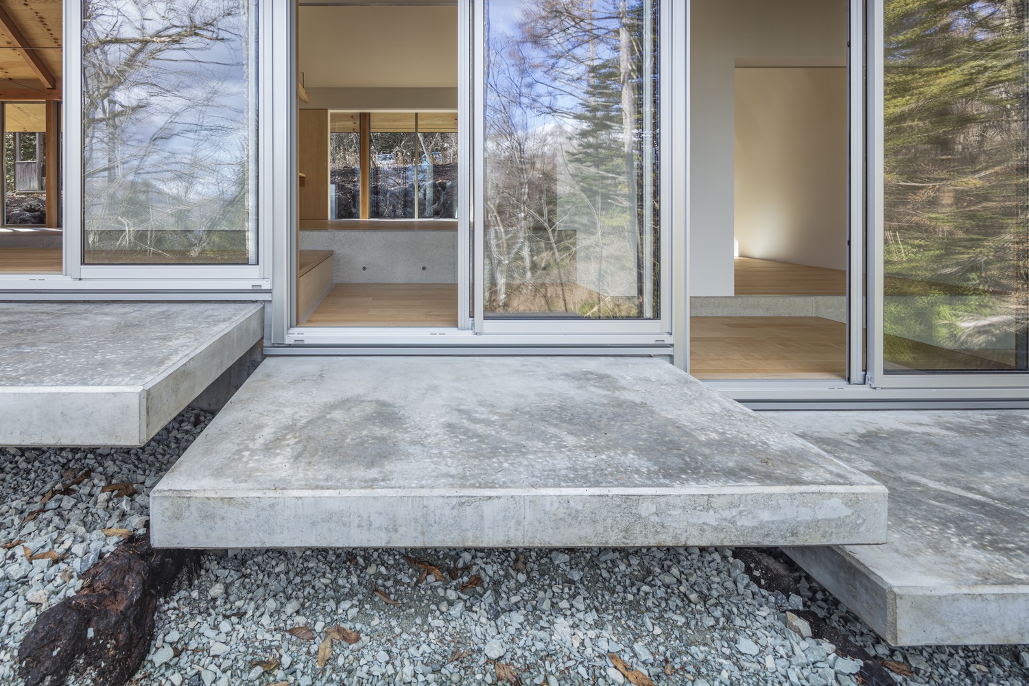 All photographs are works of Yasuhiro Nakayama