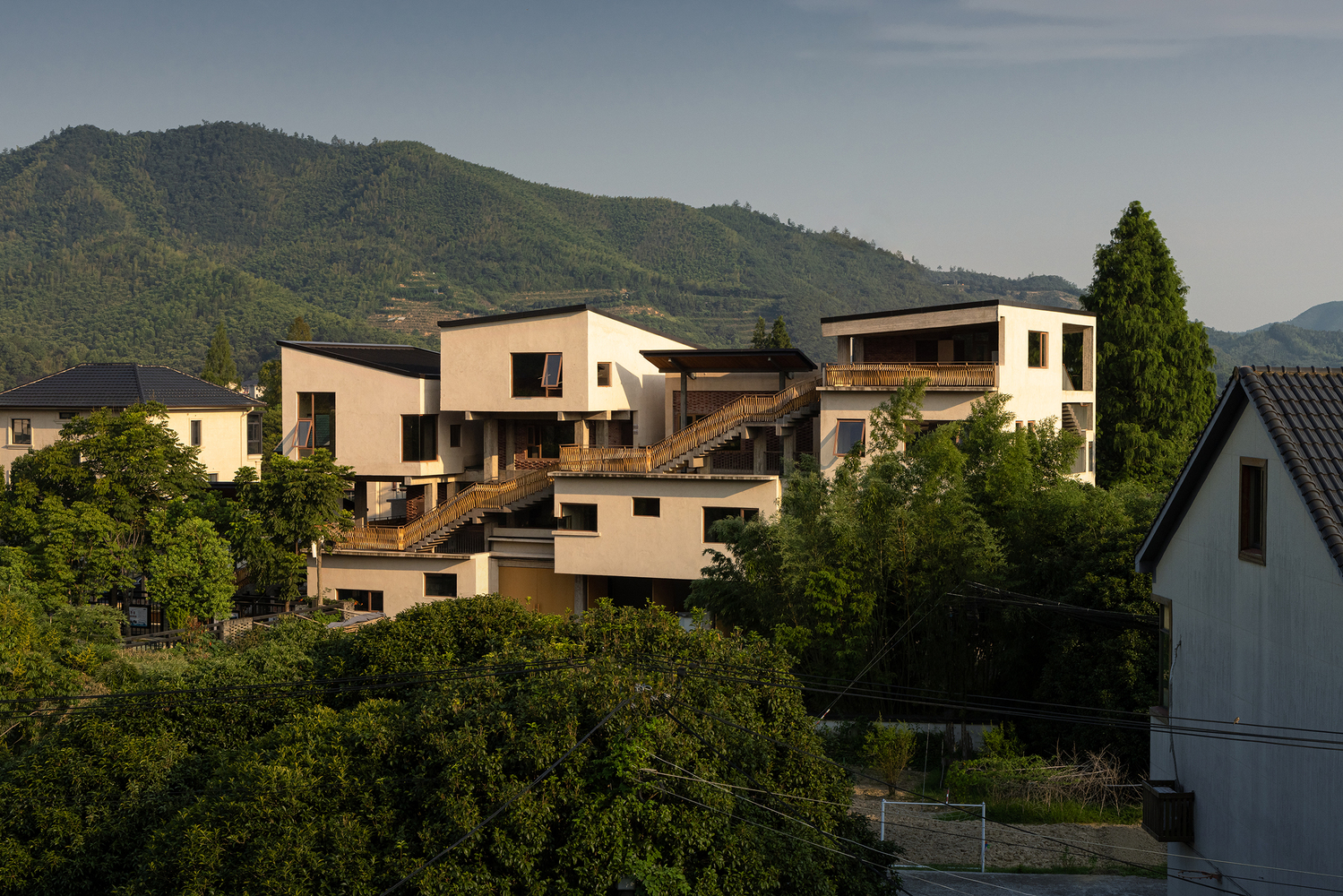 Qingshan Cultural Hall Architecture: A Harmonious Dialogue Between