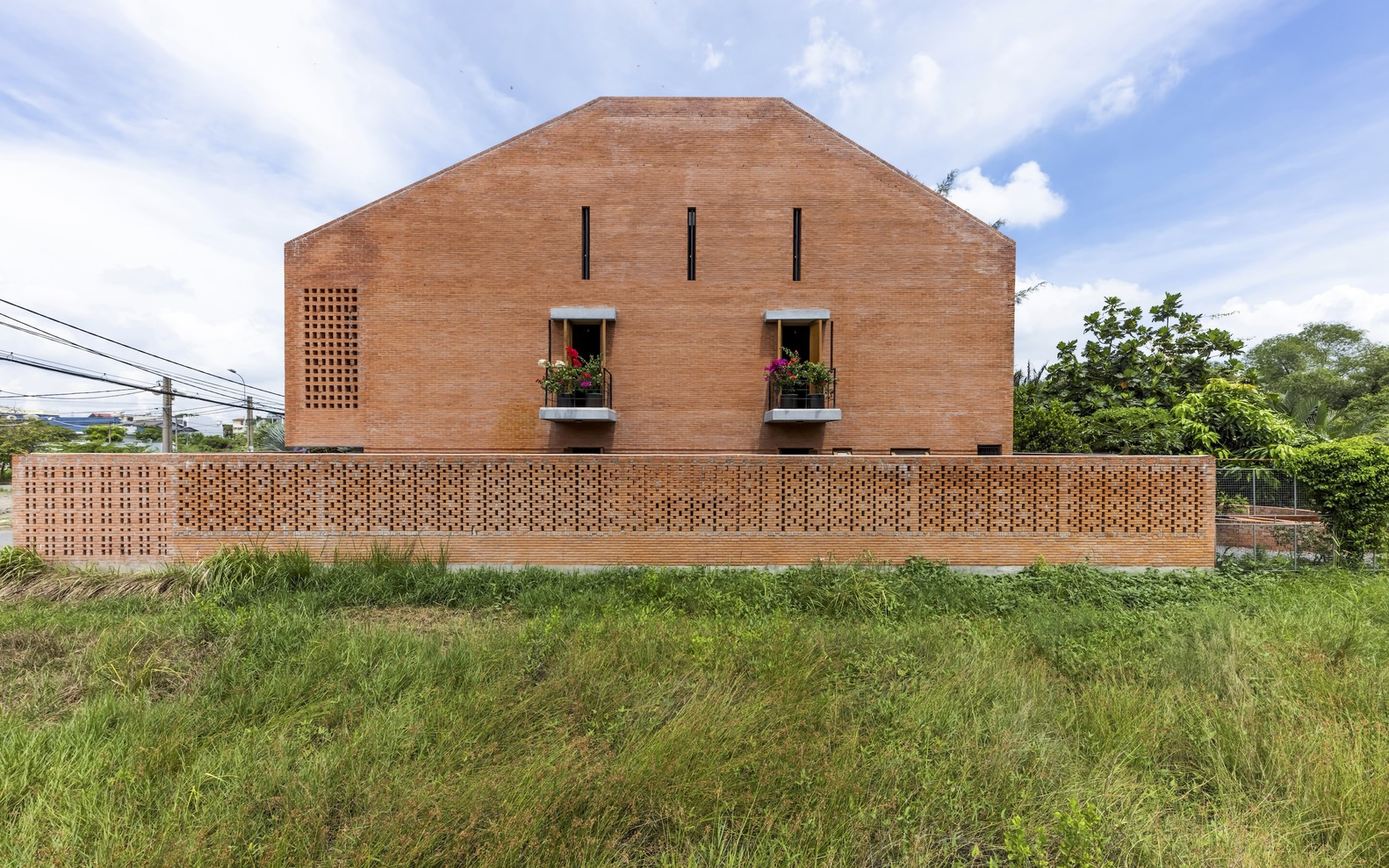 All photographs are works of Hiroyuki Oki