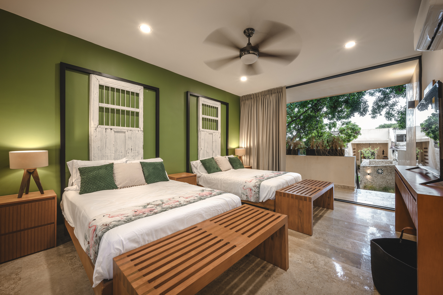 All photographs are works of Manolo R. Solis