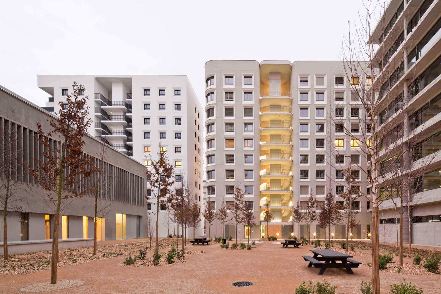 Read the full article: Social Housing Lyon, La Confluence by Tatiana Bilbao ESTUDIO