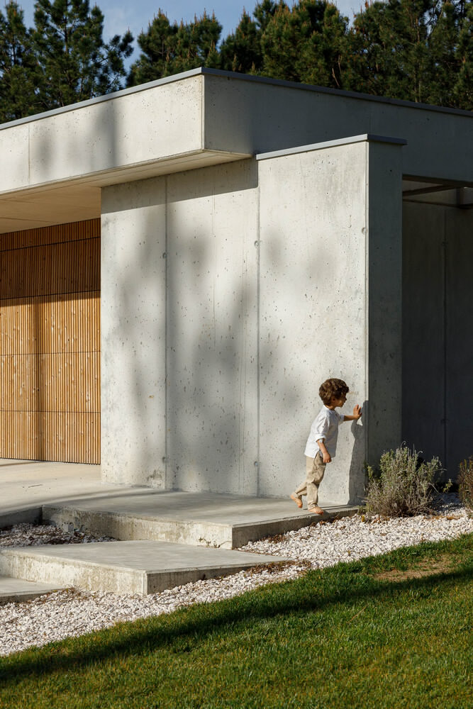 House in Mundão by Um para Um Arquitectura e Engenharia – Contemporary ...