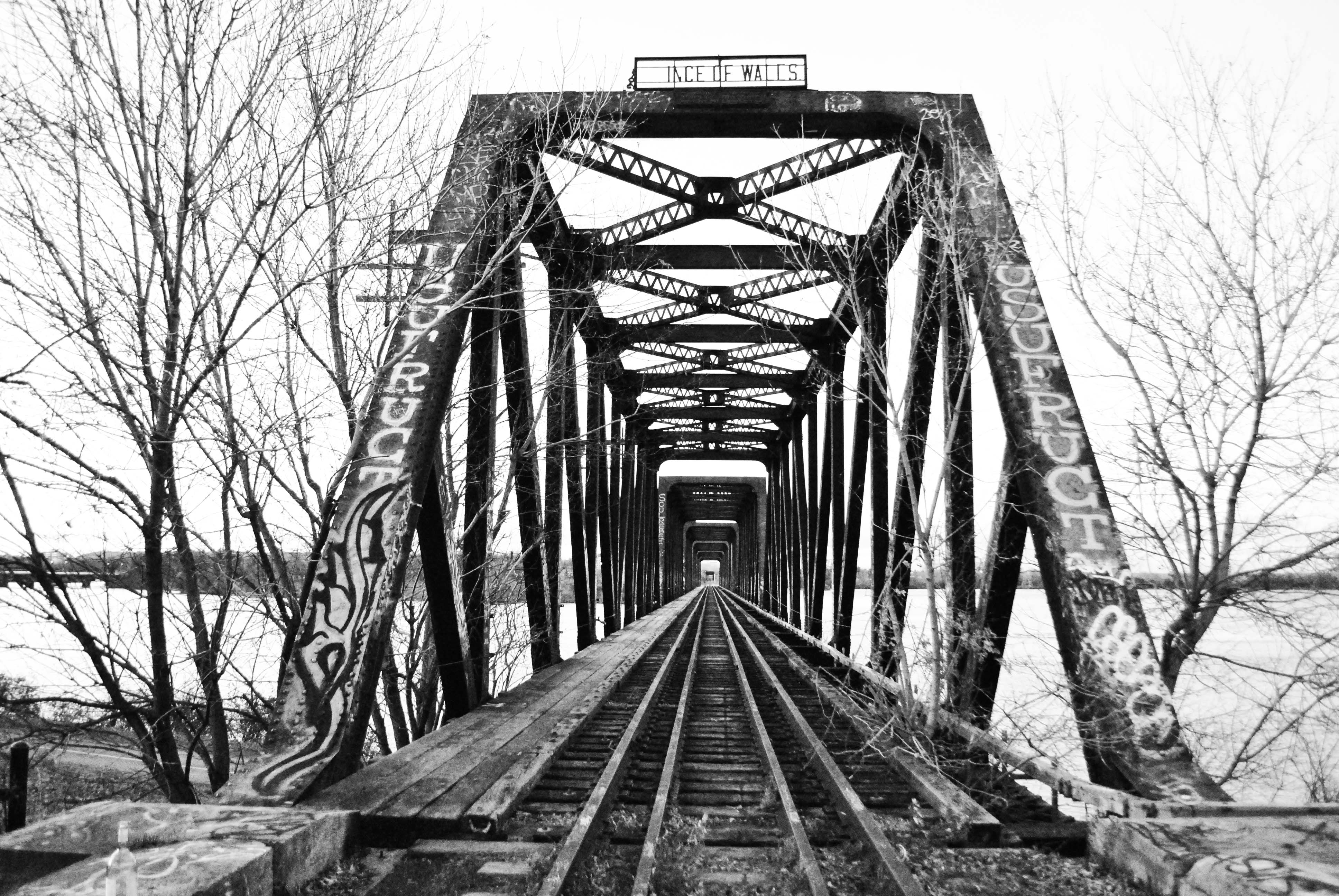 Existing abandoned steel bridge structure prior to intervention
