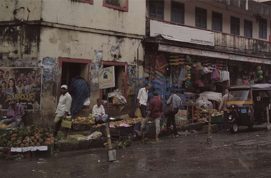 Informal street vendors animate the edges of Mangaluru’s central market, highlighting both vitality and spatial challenges.