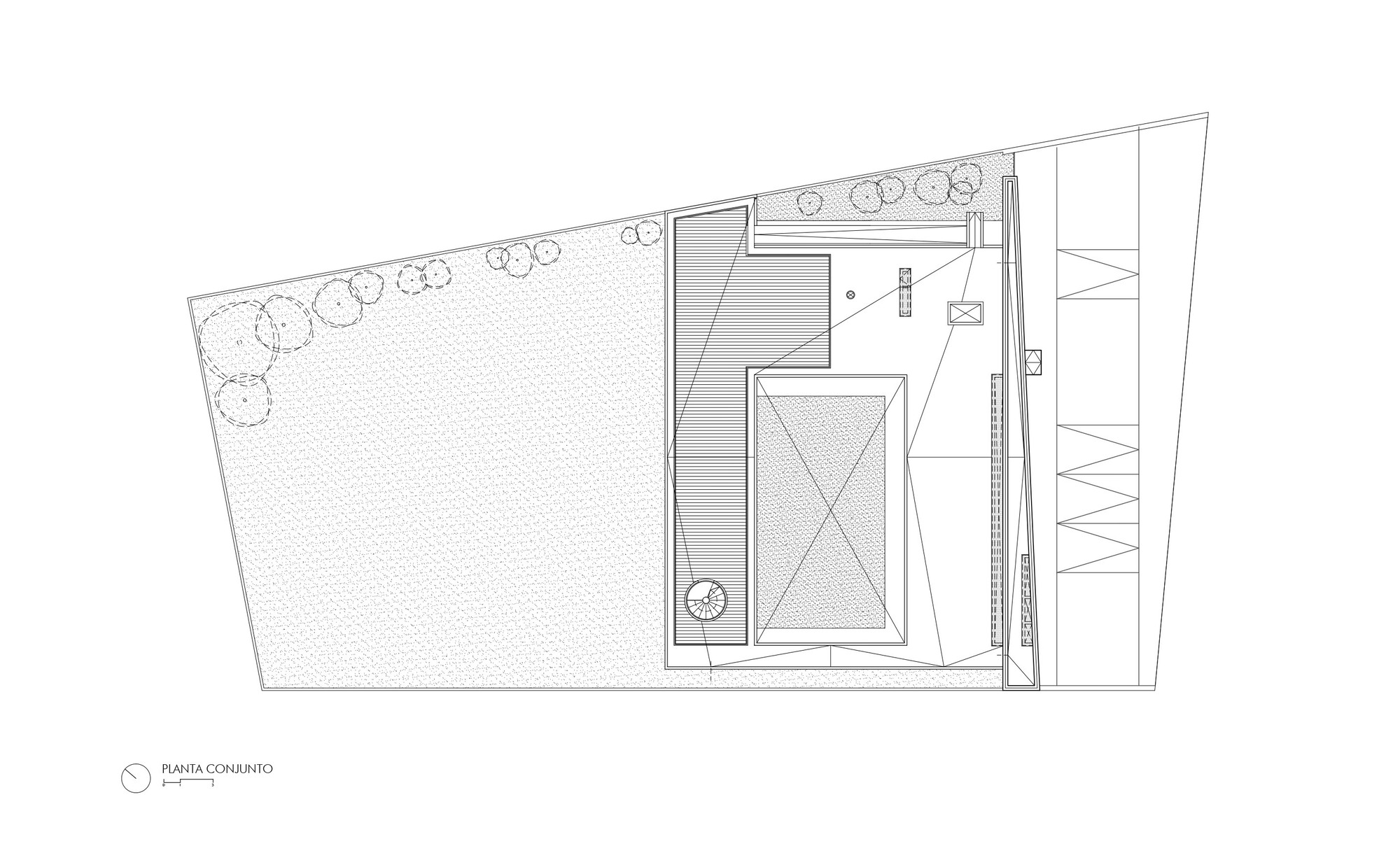 Site plan drawing showing a single volume with courtyard and tree line along the western edge