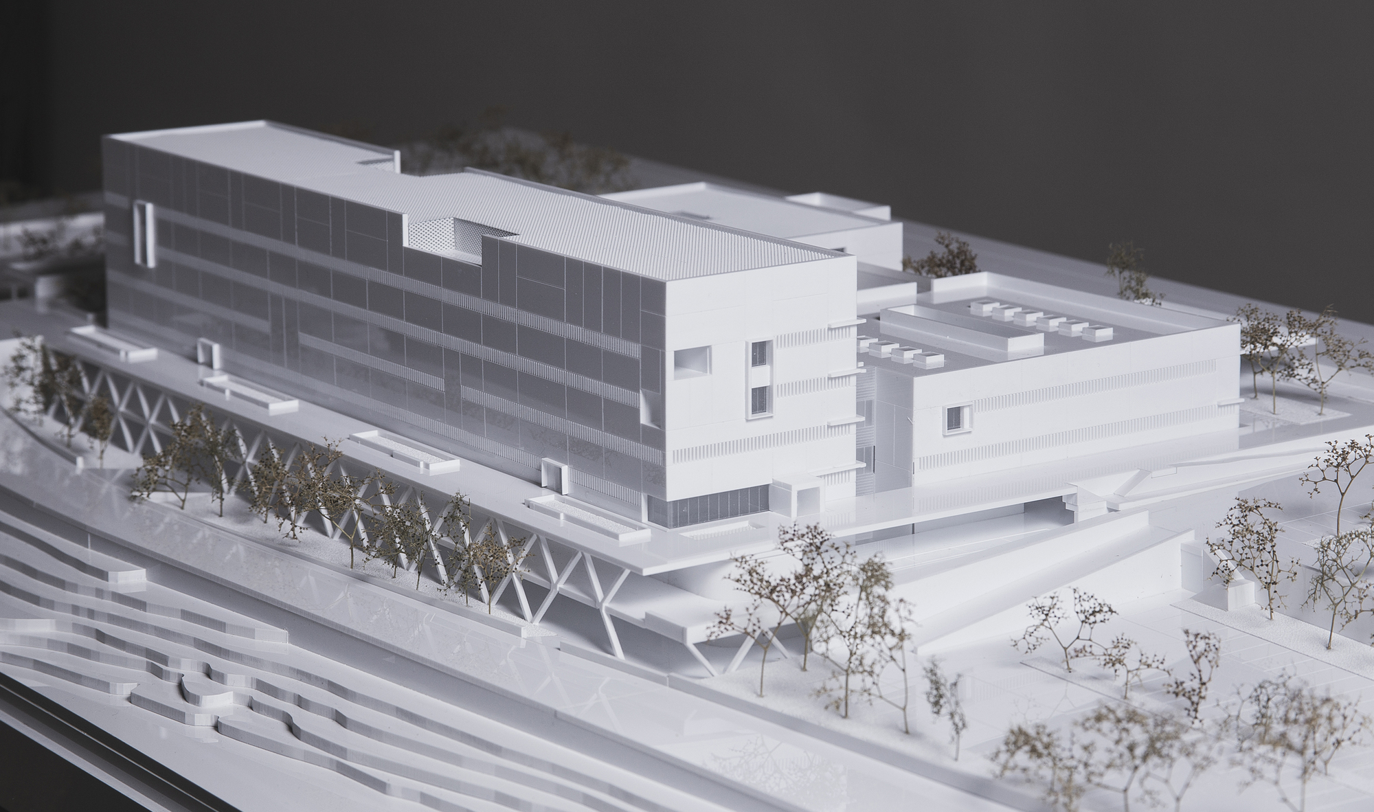 Physical model view of the multi-storey block with horizontal facade bands and diagonal truss structure beneath
