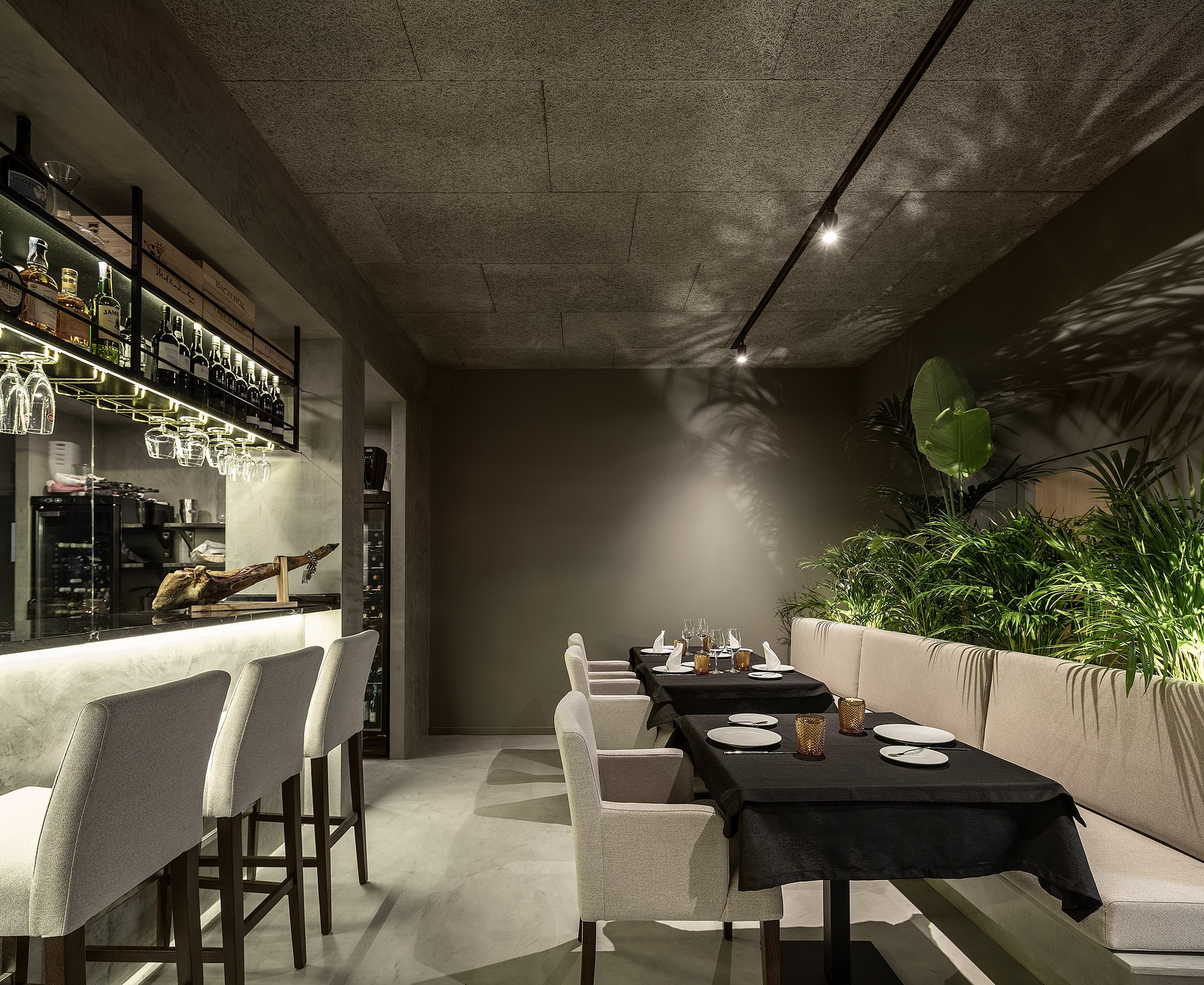 Vegetation introduces softness, creating privacy and acoustic buffering within the dining layout.