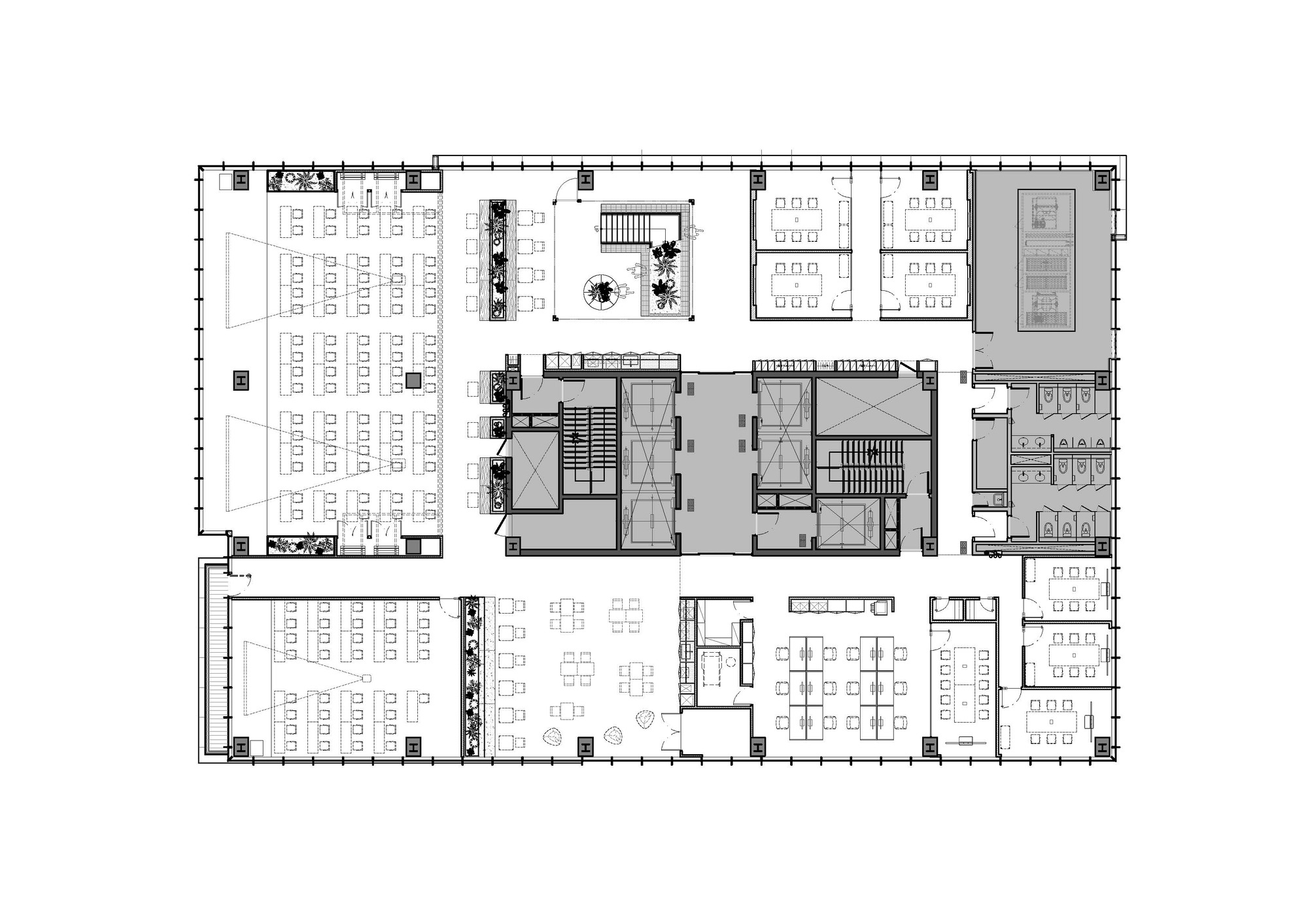 Floor plan drawing showing open-plan workspaces with central core and perimeter circulation