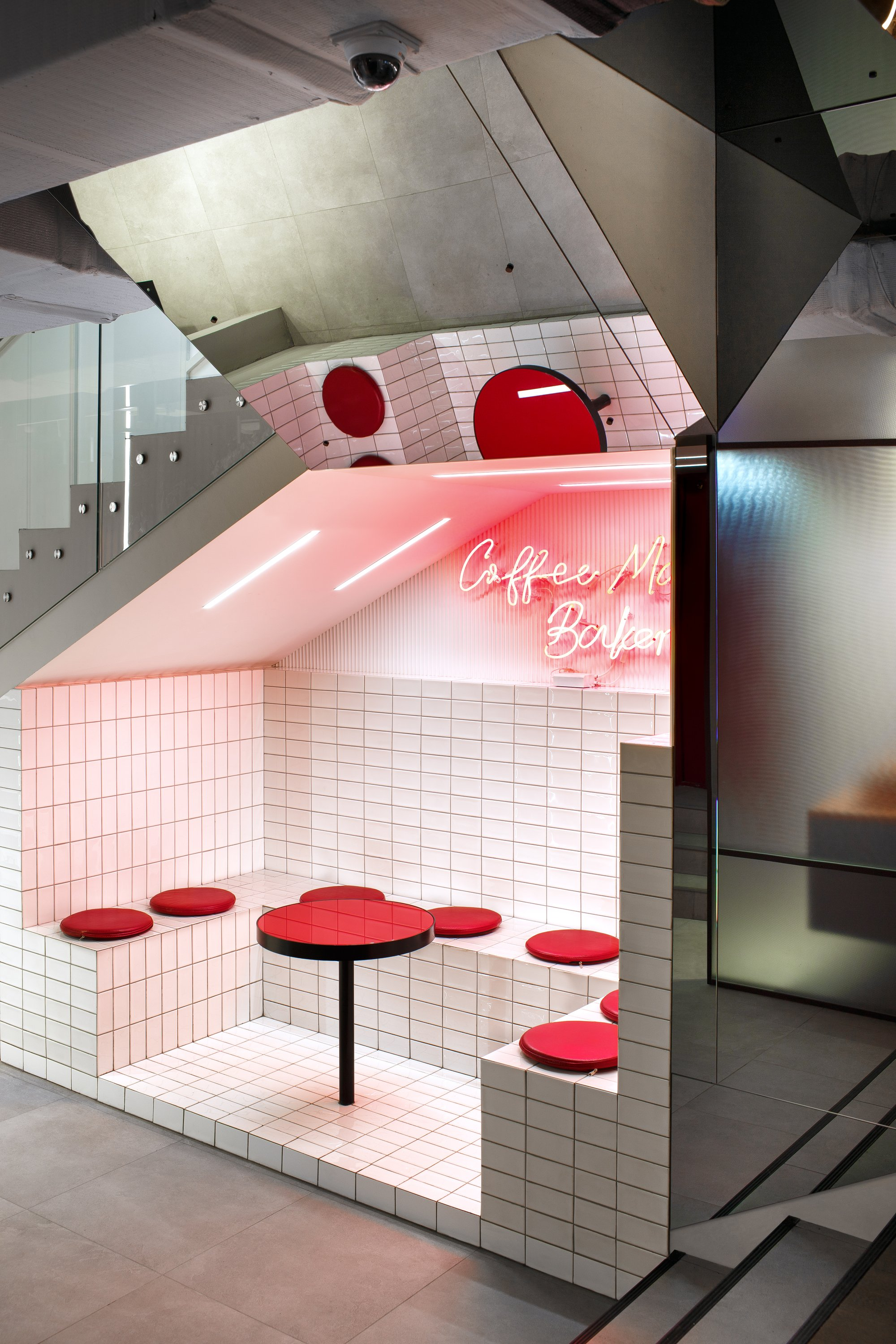 Layered spatial compression and expansion at the stair junction 