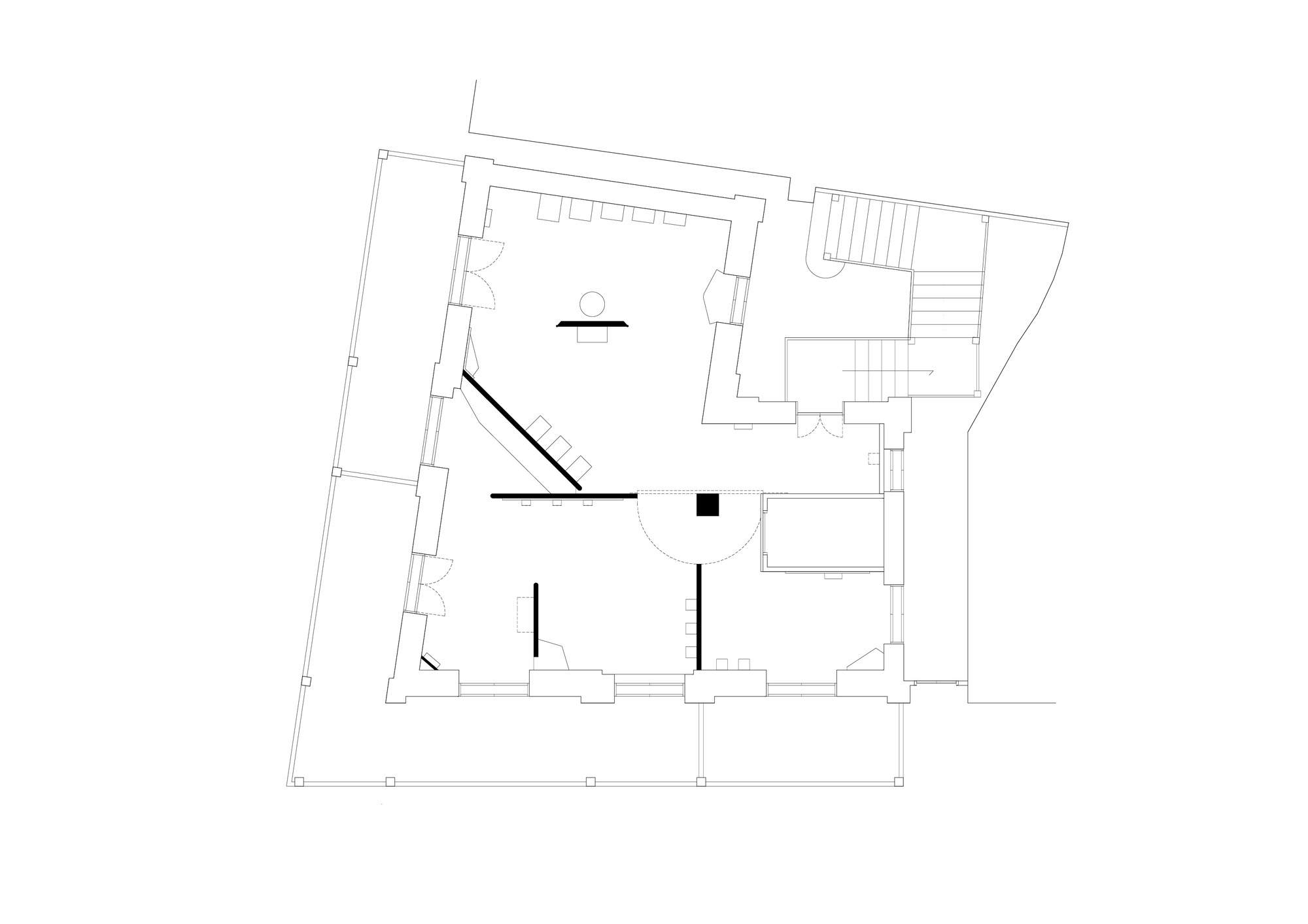 Floor plan drawing showing a central staircase connecting irregular perimeter rooms with an outdoor terrace