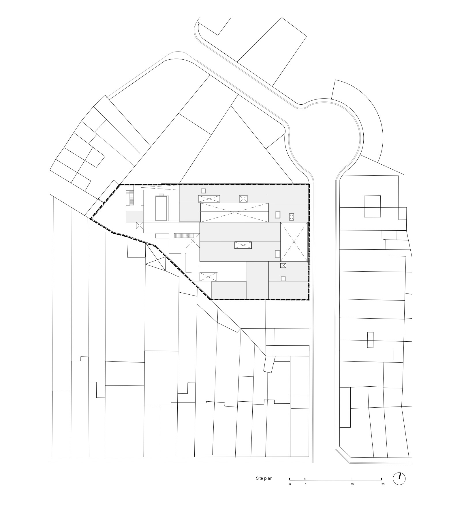 Site plan drawing showing the rectangular volume inserted among adjacent buildings and parcels