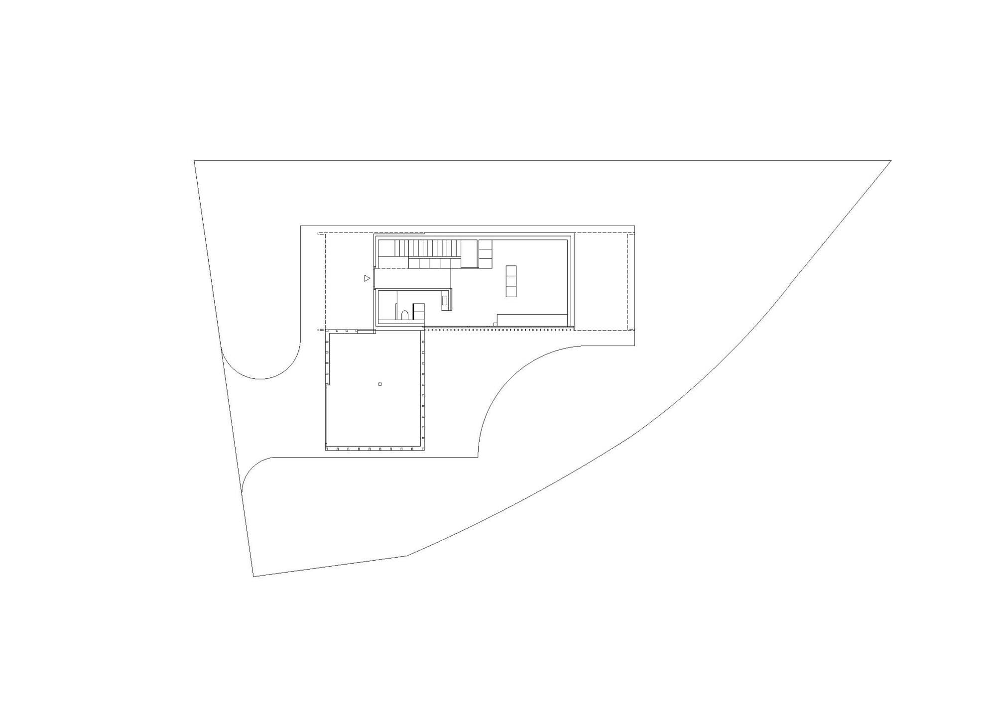 Site plan drawing showing an L-shaped footprint with two wings and a courtyard on sloped terrain