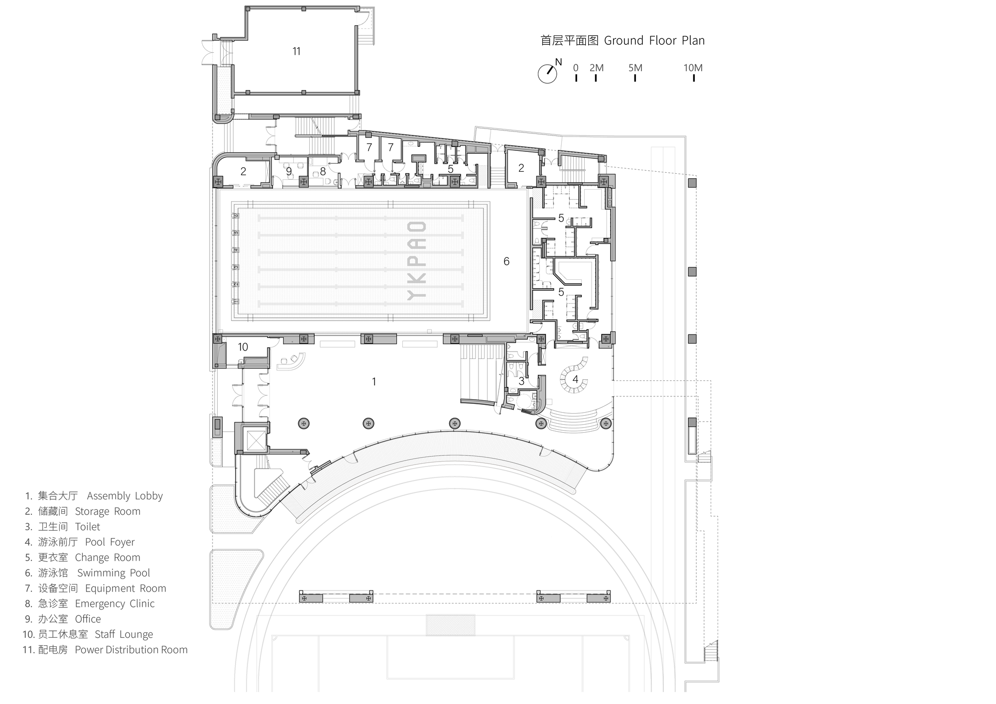 Ground floor plan showing swimming pool, curved assembly space, and support rooms with bilingual labels