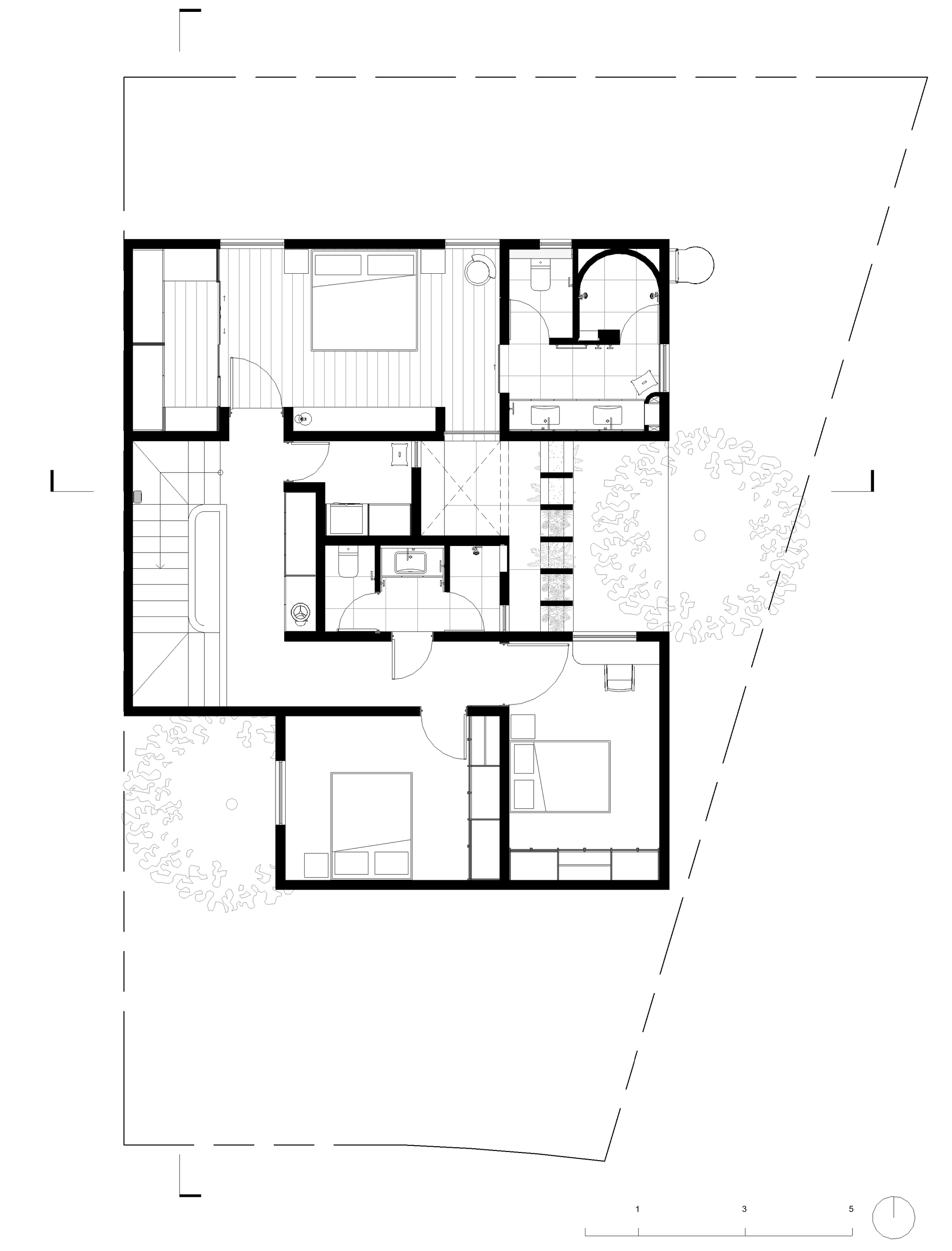 Upper floor plan showing bedrooms and bathrooms arranged around a central stairwell