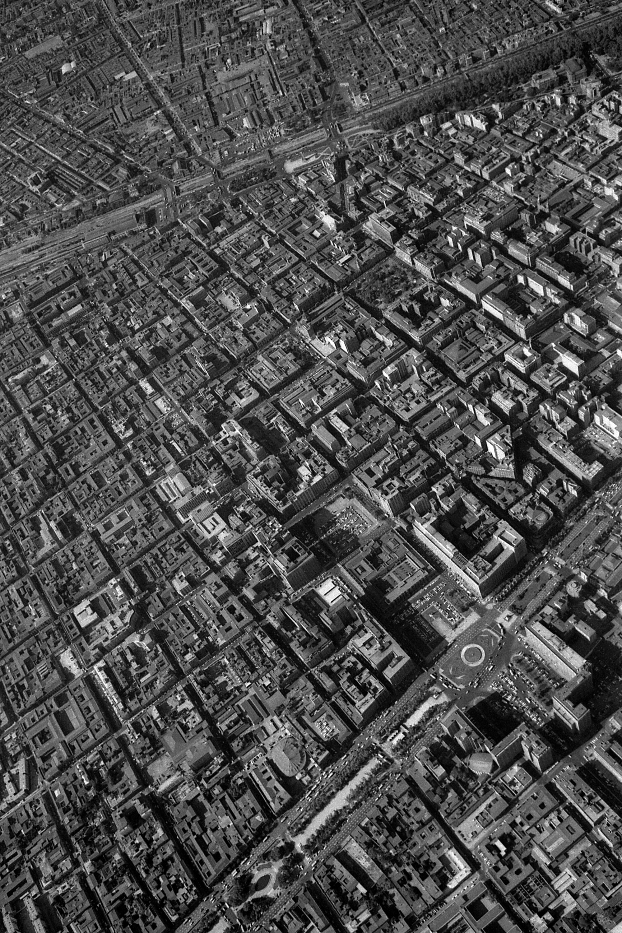 Aerial photograph of the dense urban block pattern with the palace complex centered among surrounding streets
