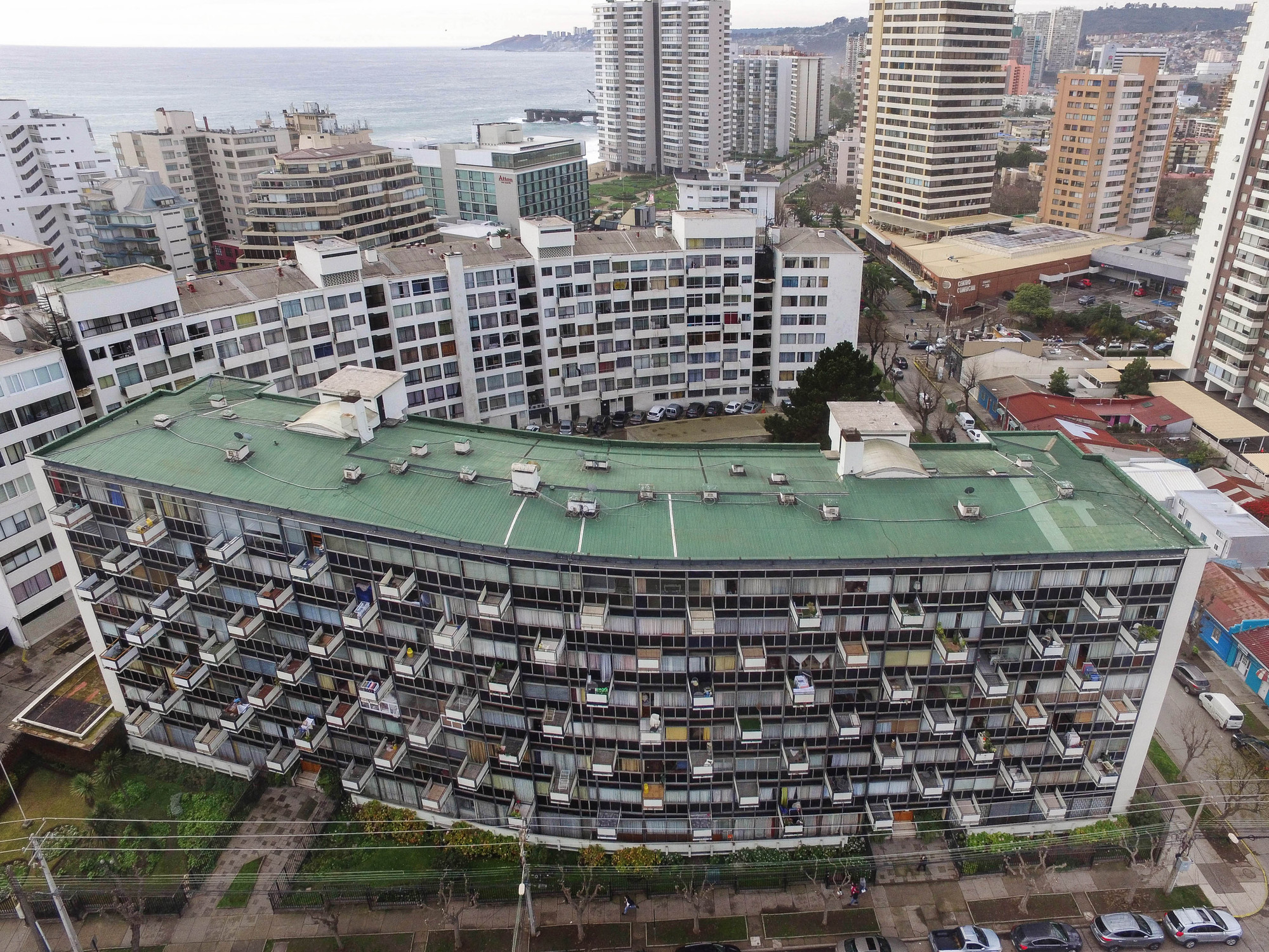 Aerial view of the residential slab with green roof and surrounding urban context