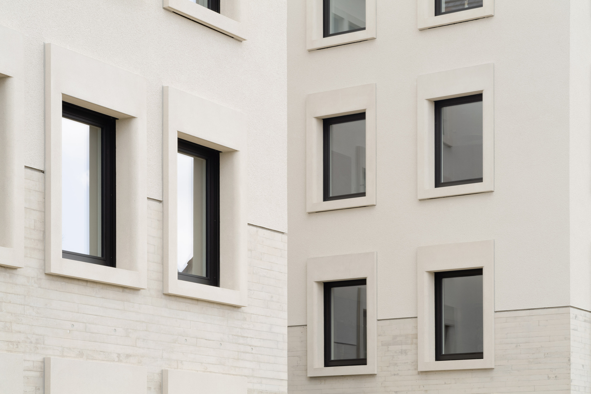 Close-up of the window embrasures and horizontal banding in pale plaster at the courtyard facade