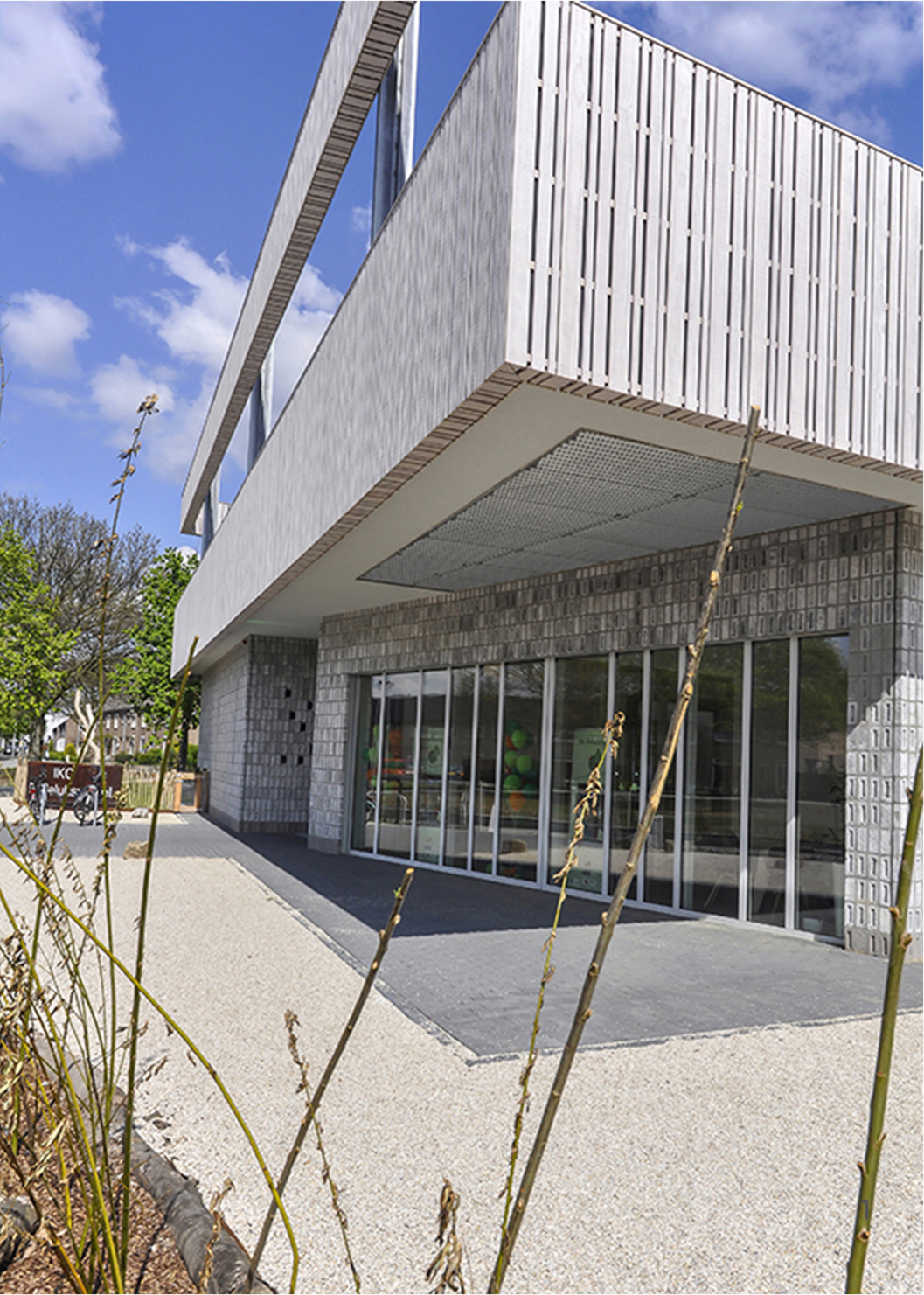 Roof terraces and vertical facade patterns express the school’s connection between digital learning and environmental design.