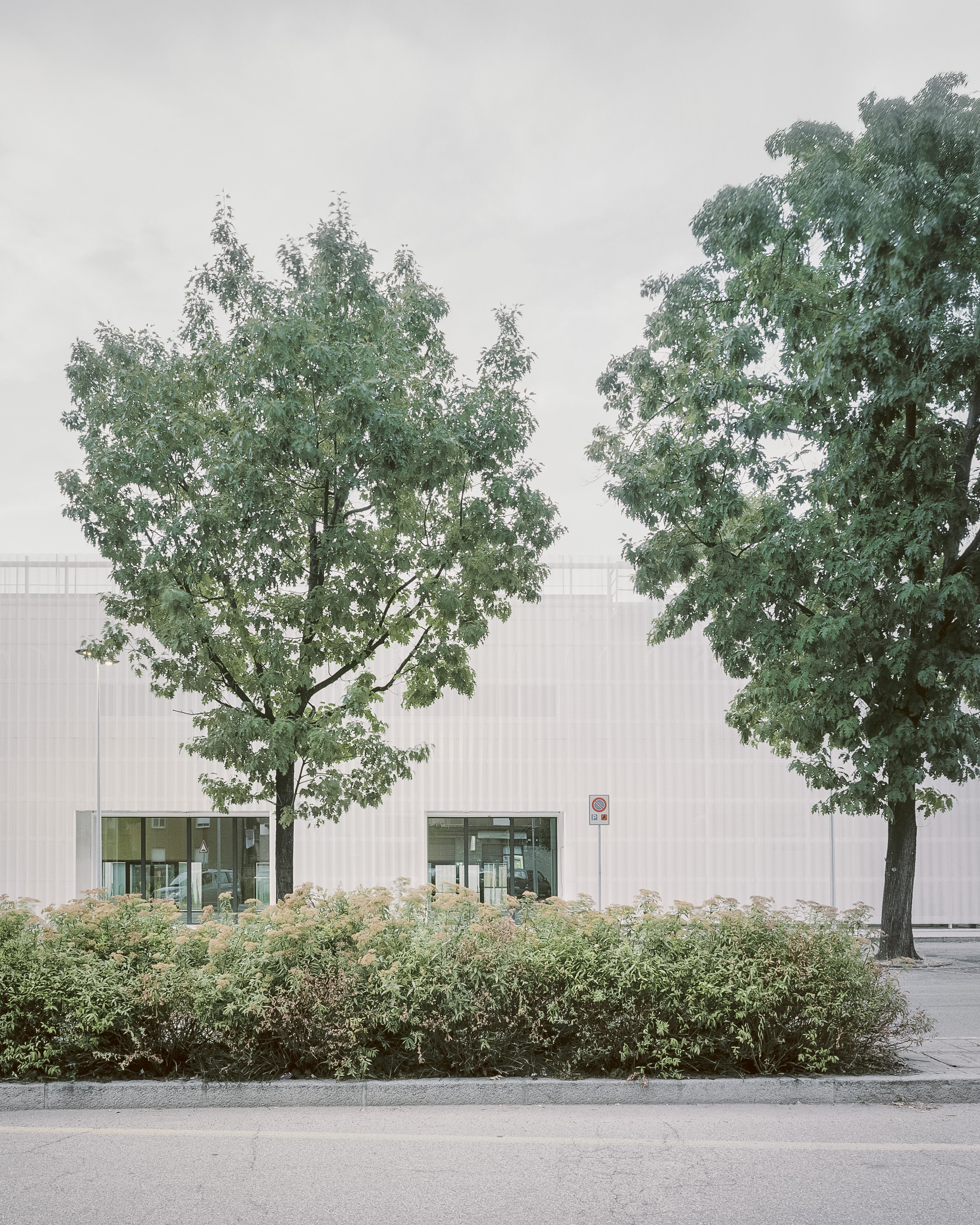 The street-facing exterior of the new Enrico Panzacchi School in Ozzano dell'Emilia. Photo © Aldo Amoretti