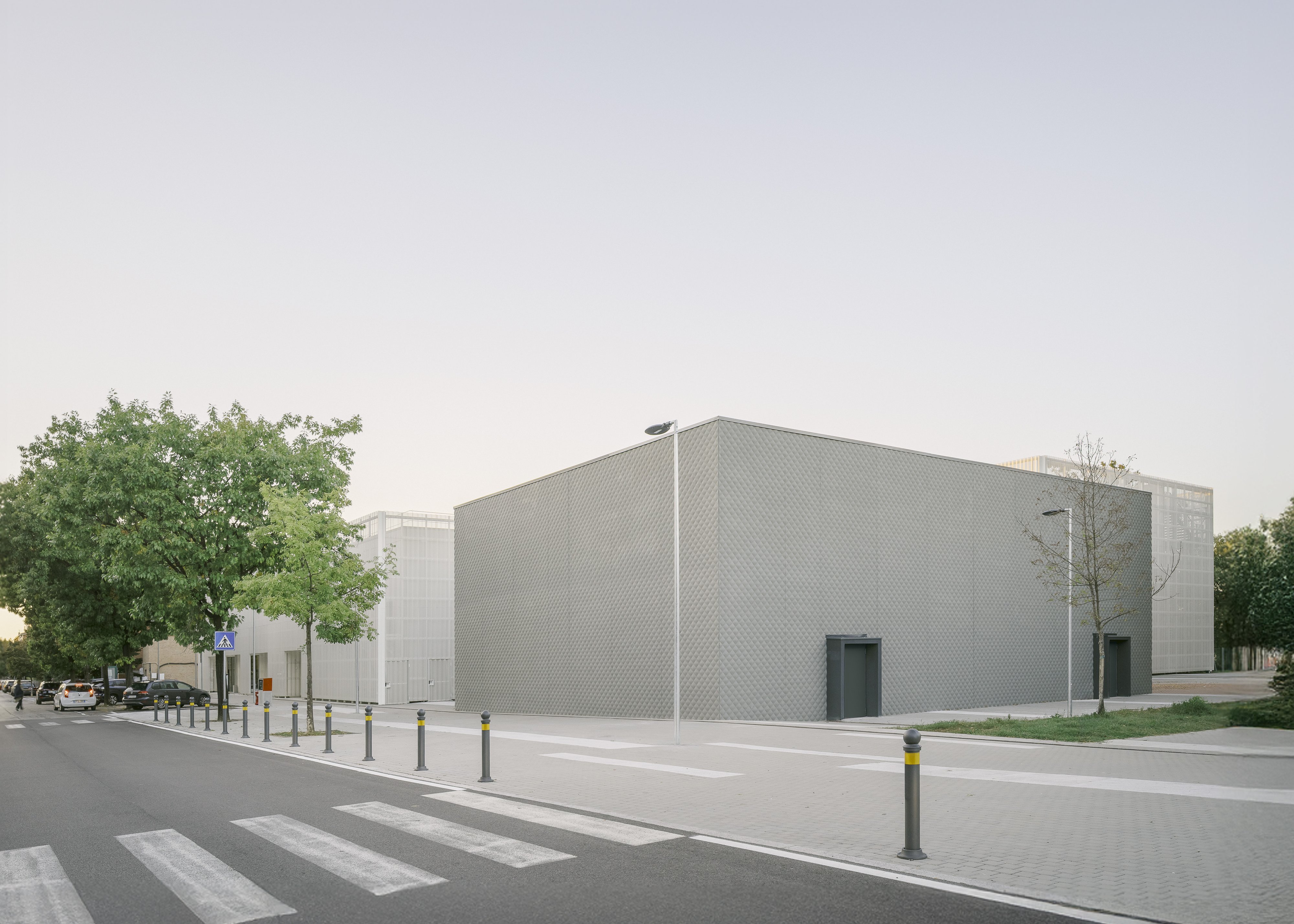 The gymnasium with its regulation basketball court. Photo © Aldo Amoretti
