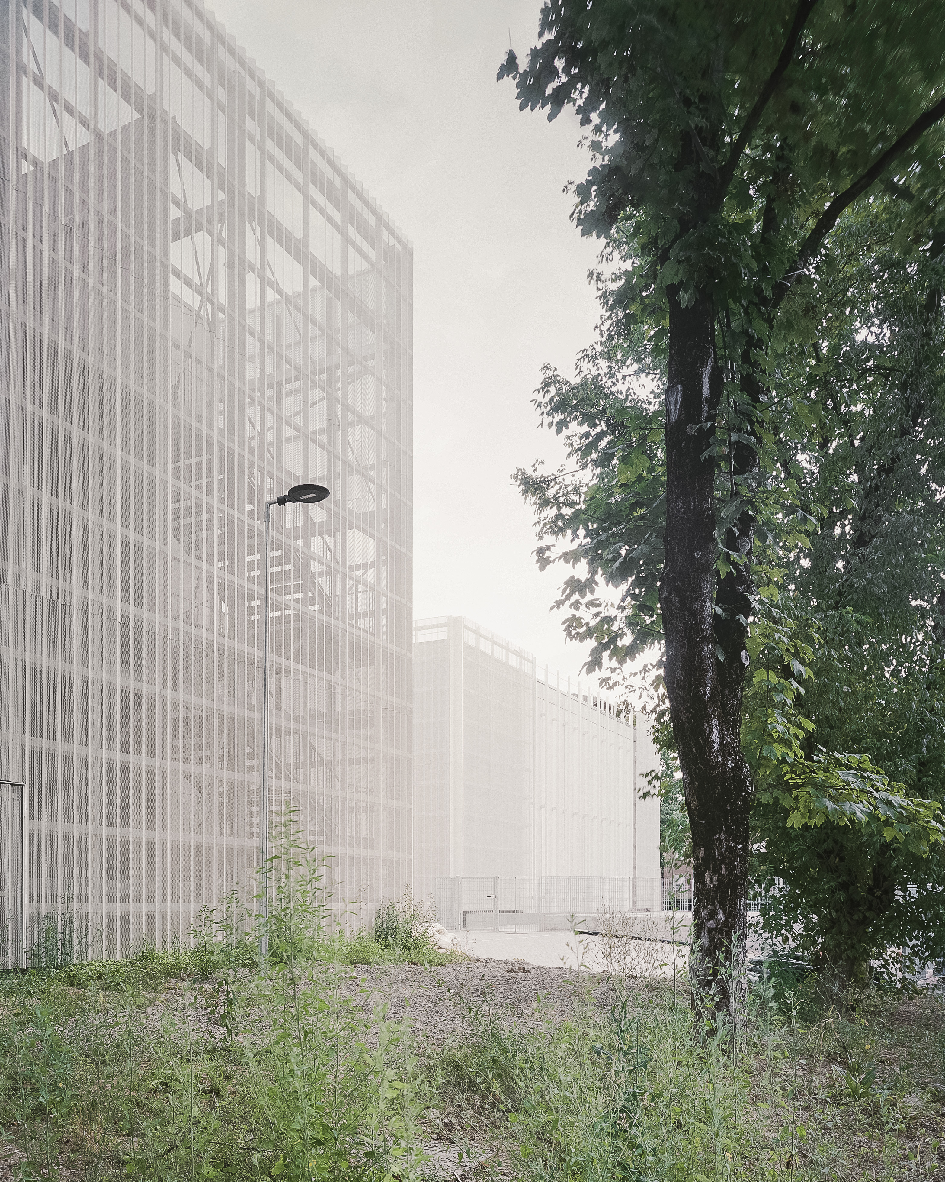 The pleated metal skin wrapping the complex. Photo © Aldo Amoretti