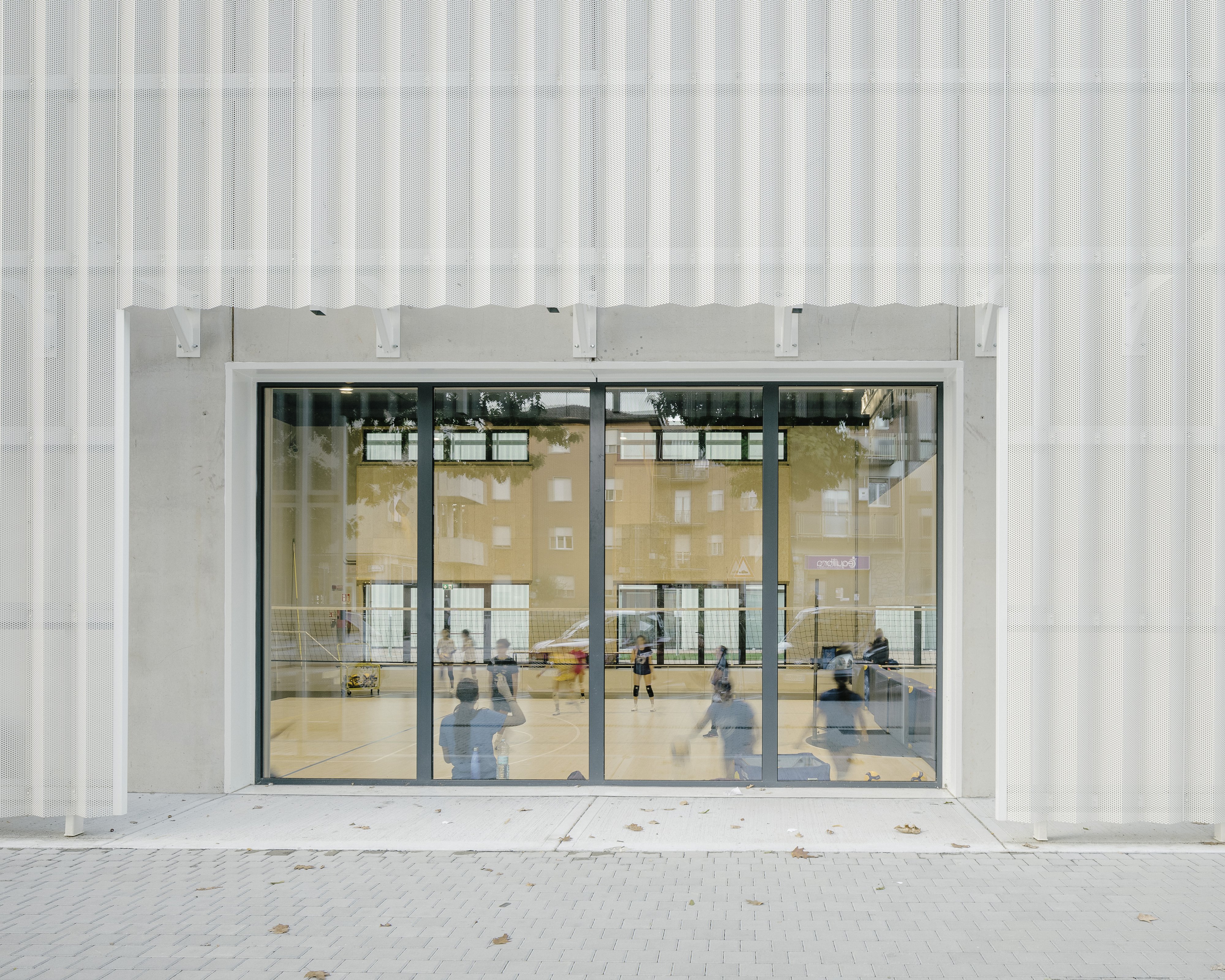 A large window opening onto the gymnasium. Photo © Aldo Amoretti