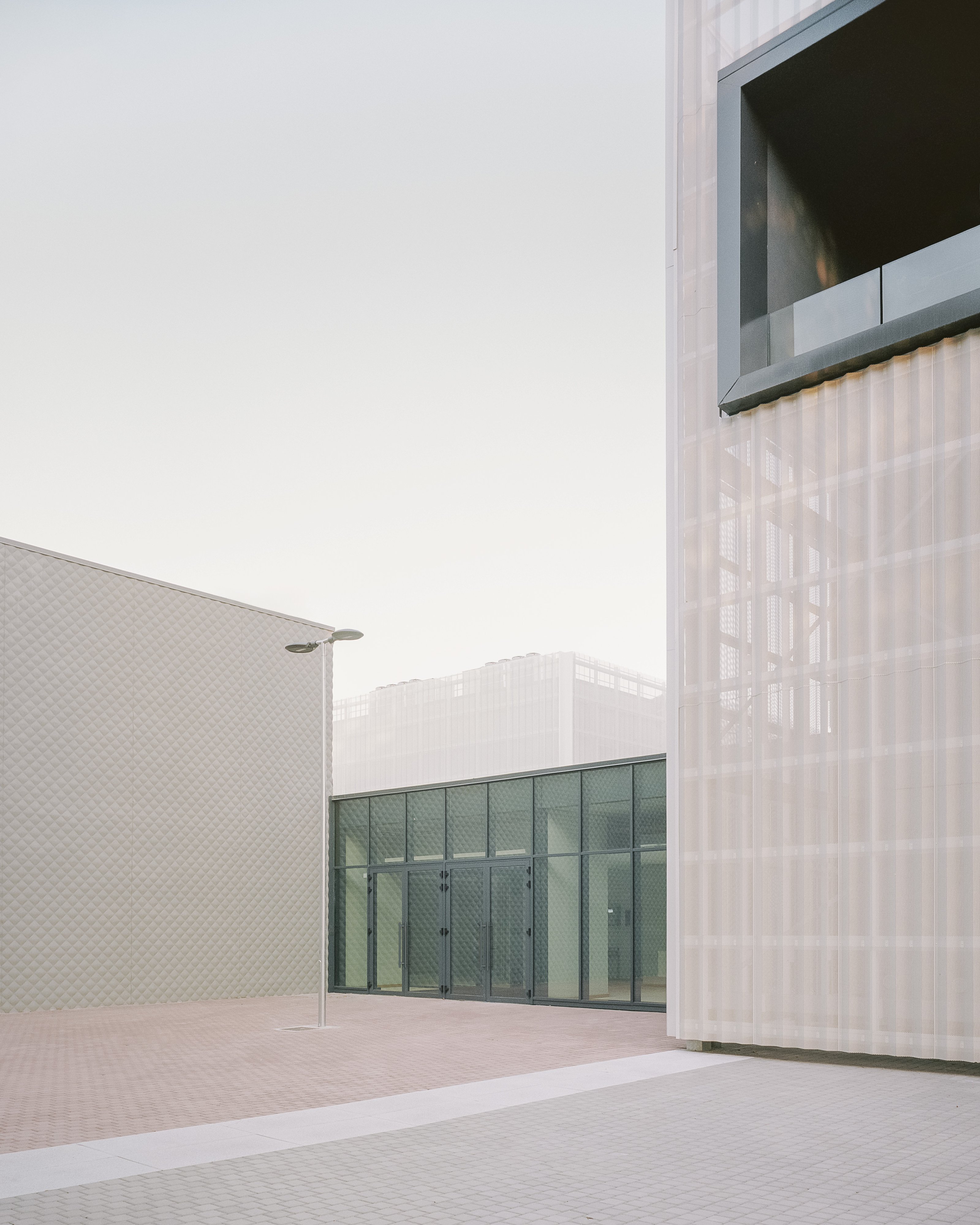 The school entrance at the junction block between the pavilions. Photo © Aldo Amoretti