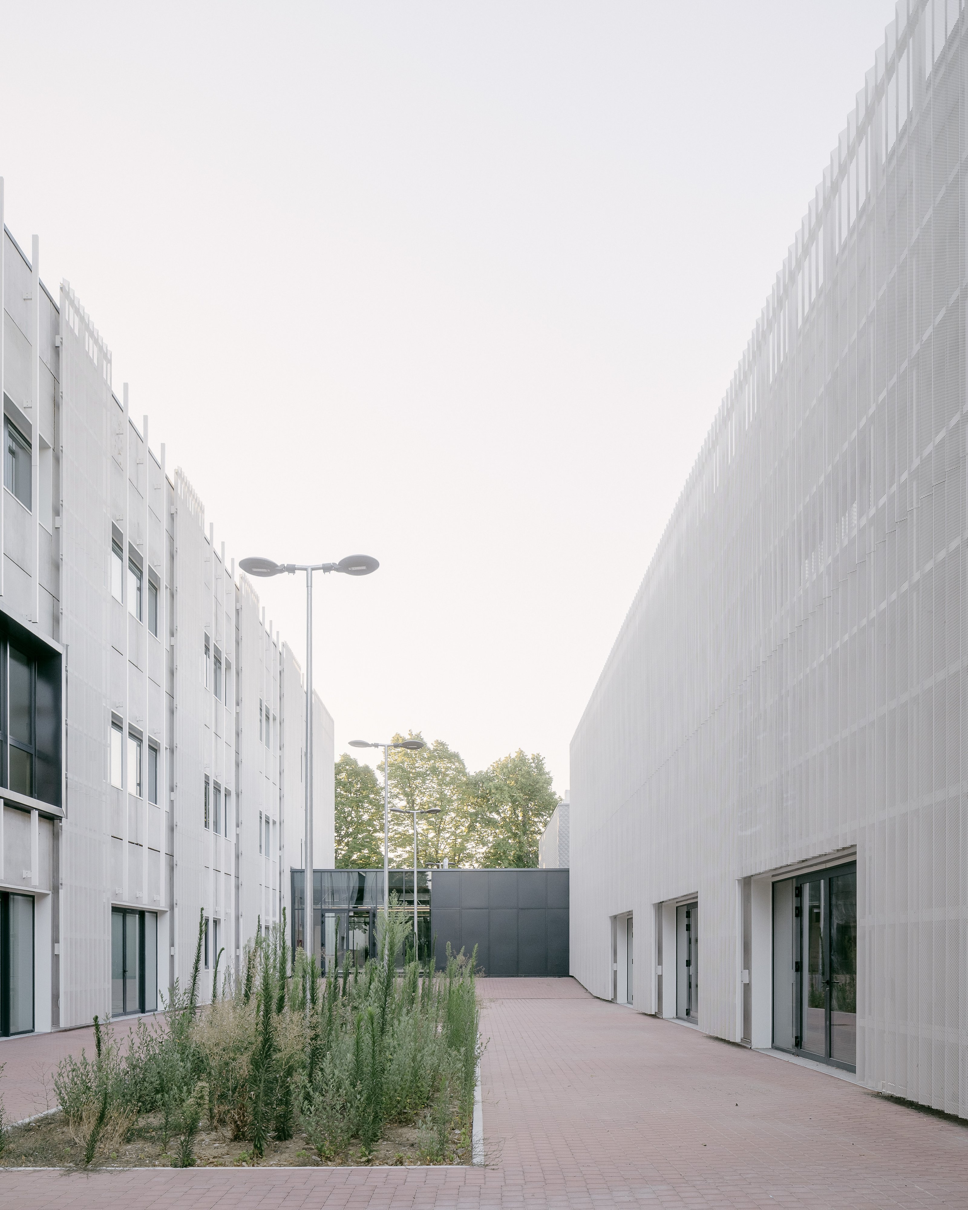 The internal semi-public street along the axis of the school entrance. Photo © Aldo Amoretti