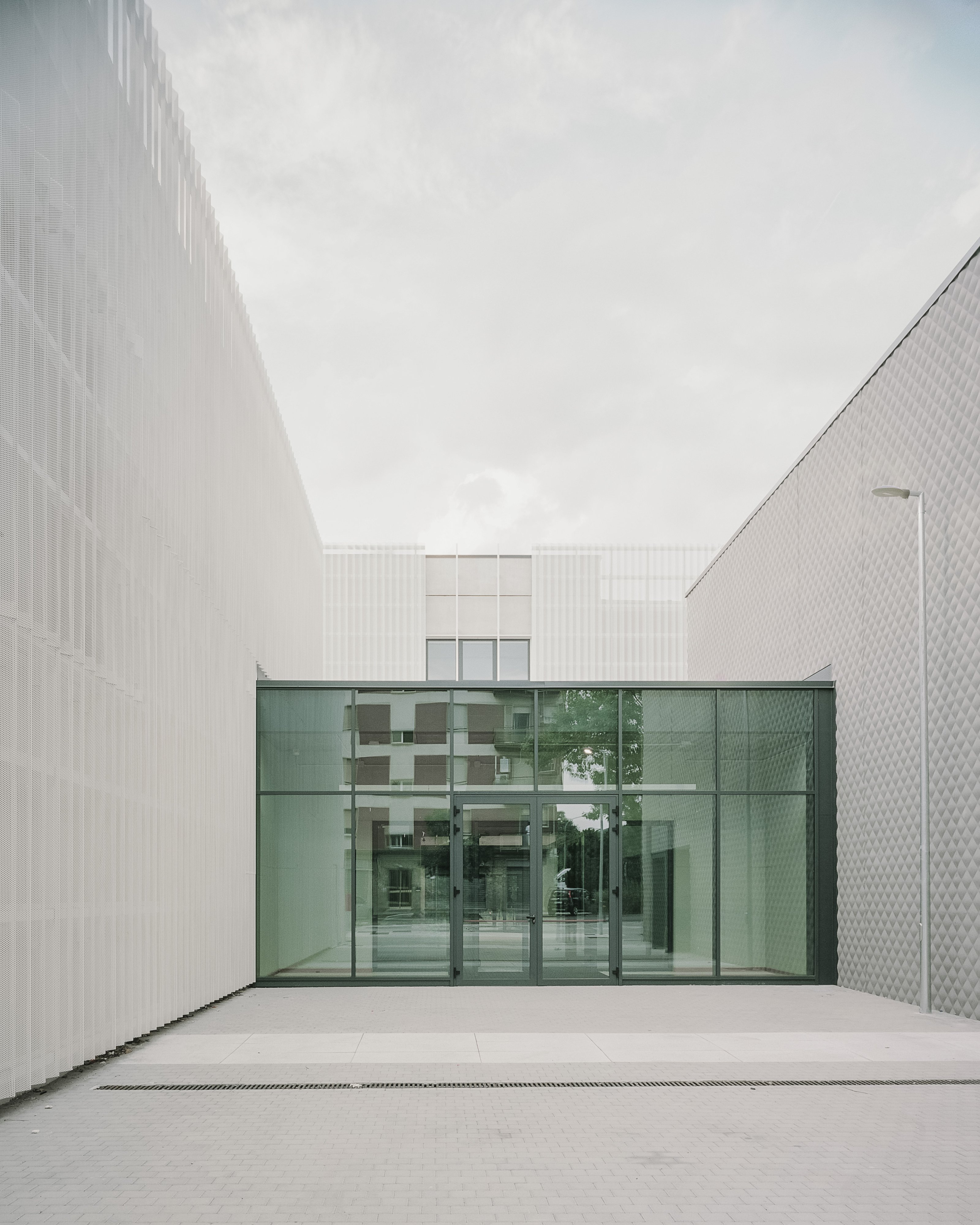 The entrance seen from the School Promenade. Photo © Aldo Amoretti