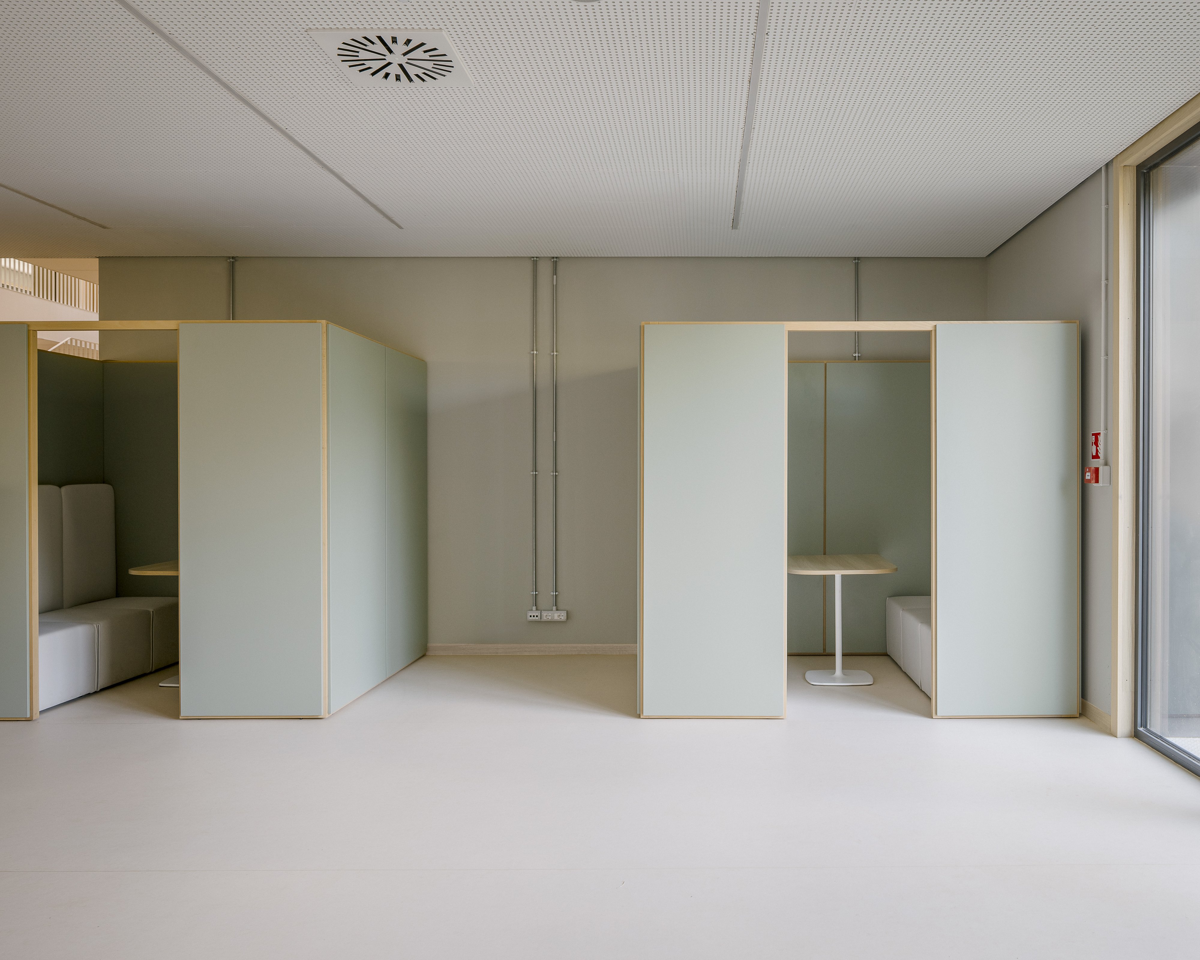 Booths for informal study and group work. Photo © Aldo Amoretti