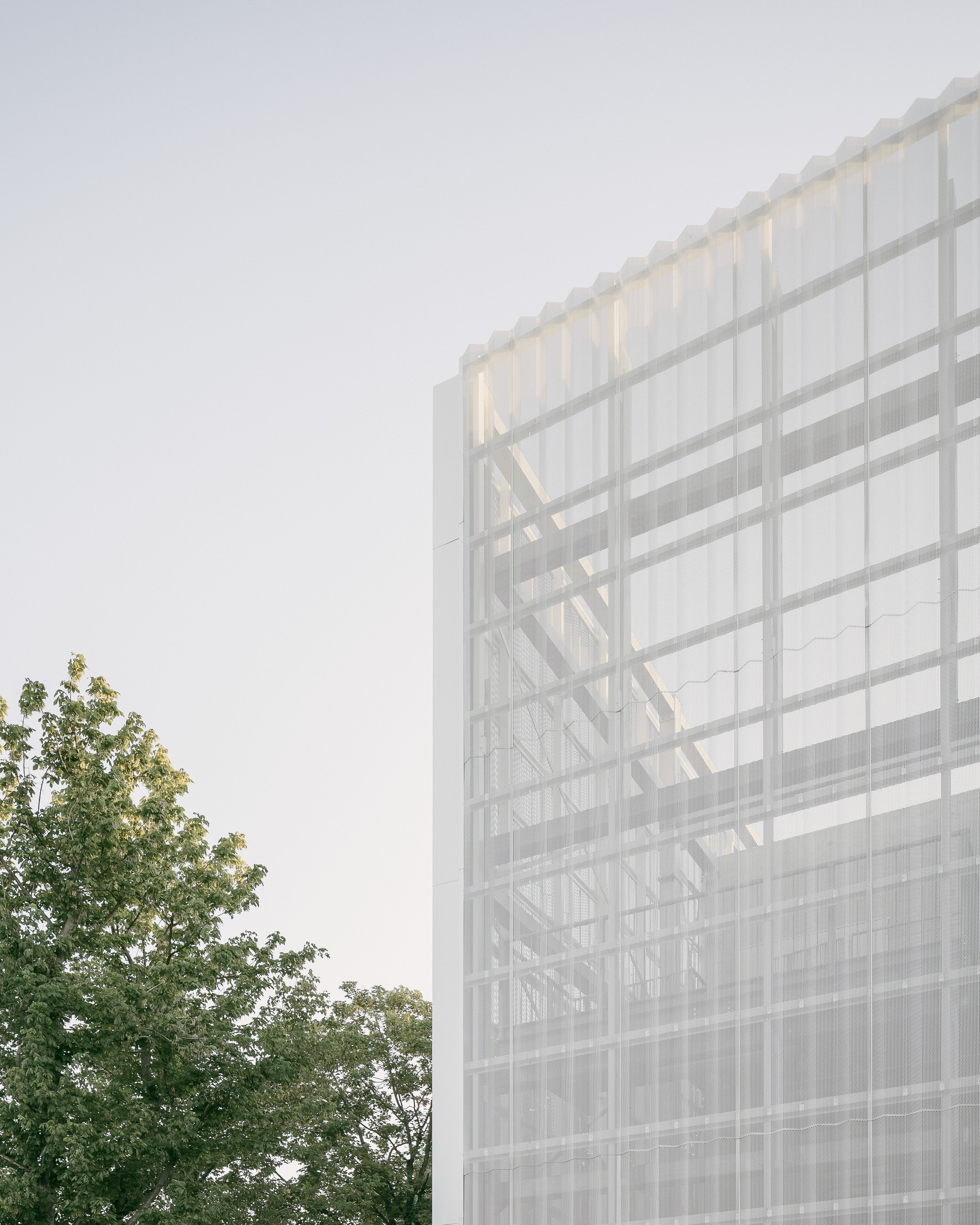 Detail of the pleated metal skin. Photo © Aldo Amoretti