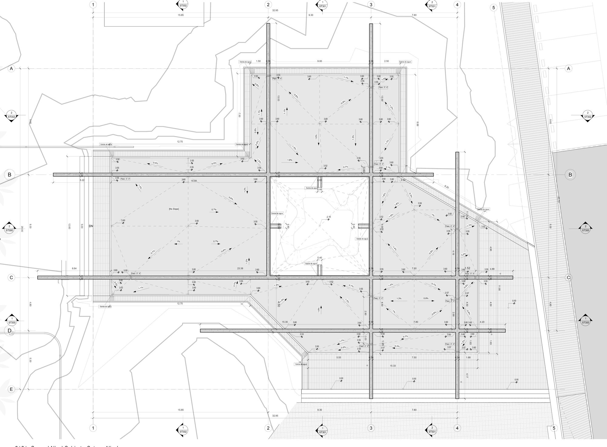 Roof plan drawing showing crossing beams, sloped drainage lines and a square opening over the central courtyard