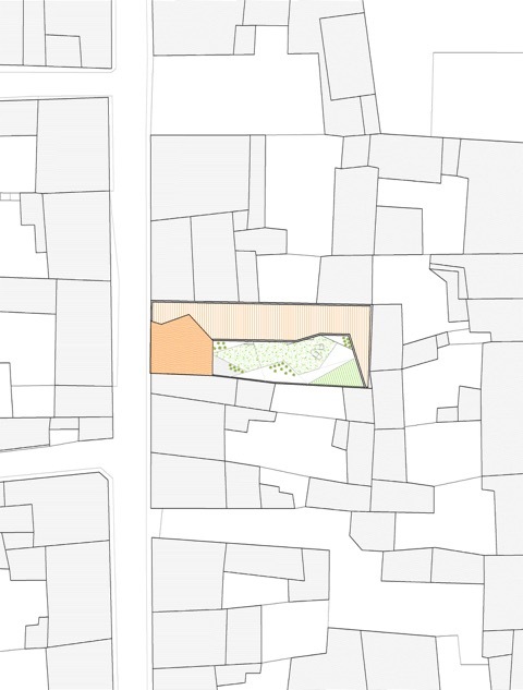 Site plan drawing of a long narrow lot between dense neighboring parcels, with an orange built volume and a green garden