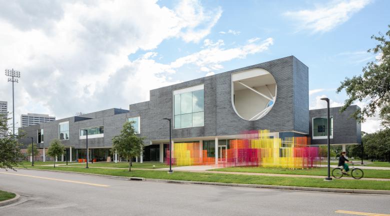 No.1187 Mesh is installed in front of the Moody Center for the Arts, designed by California architect Michael Maltzan in 2017. (Photo: Sean Fleming)