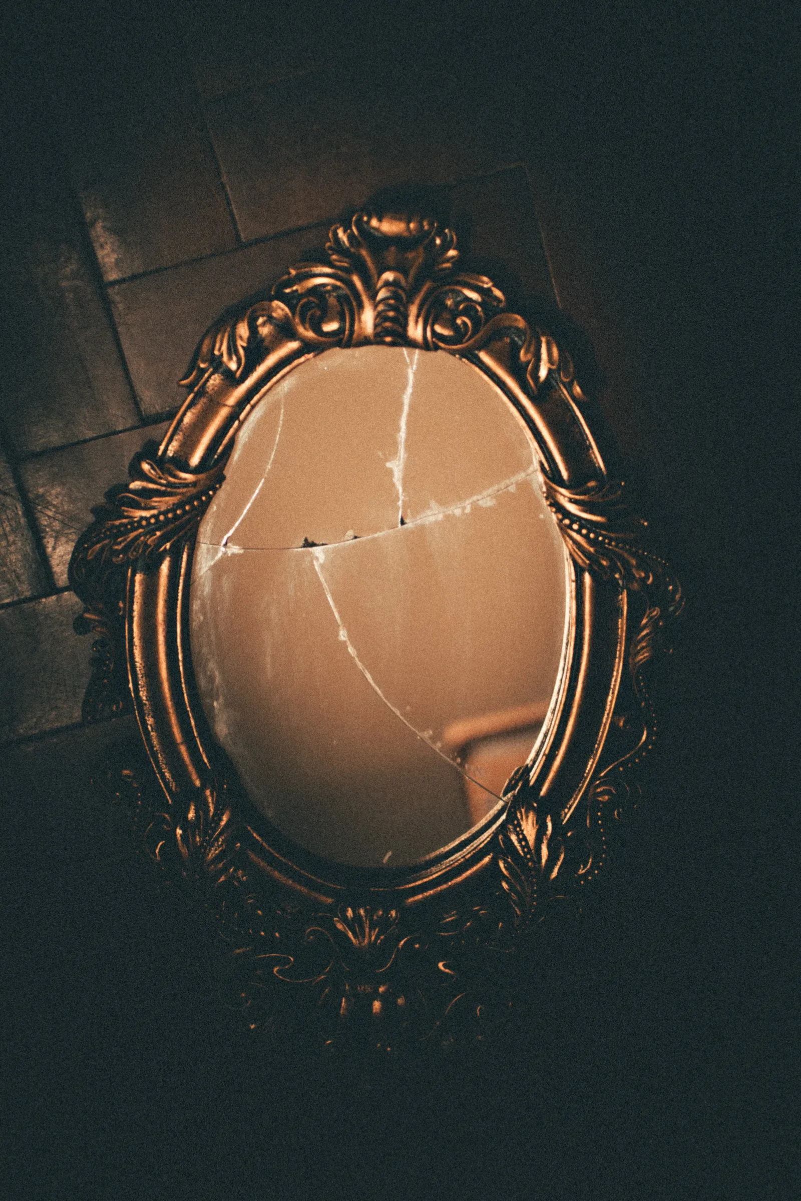 Having broken or worn objects can be dangerous according to Feng Shui. Drigo Diniz / Pexels