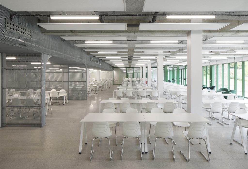 This opens up the interior to the surroundings and flooding it with natural light