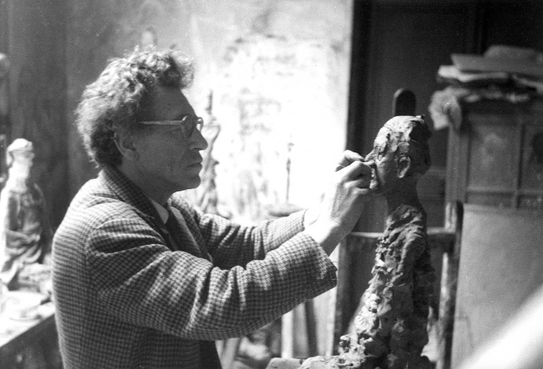 Alberto Giacometti dans son atelier de Montparnasse à Paris, photographié par sa femme Annette. Archives Fondation Giacometti © Succession Alberto Giacometti (Fondation Giacometti, Paris + ADAGP, Paris) 2019