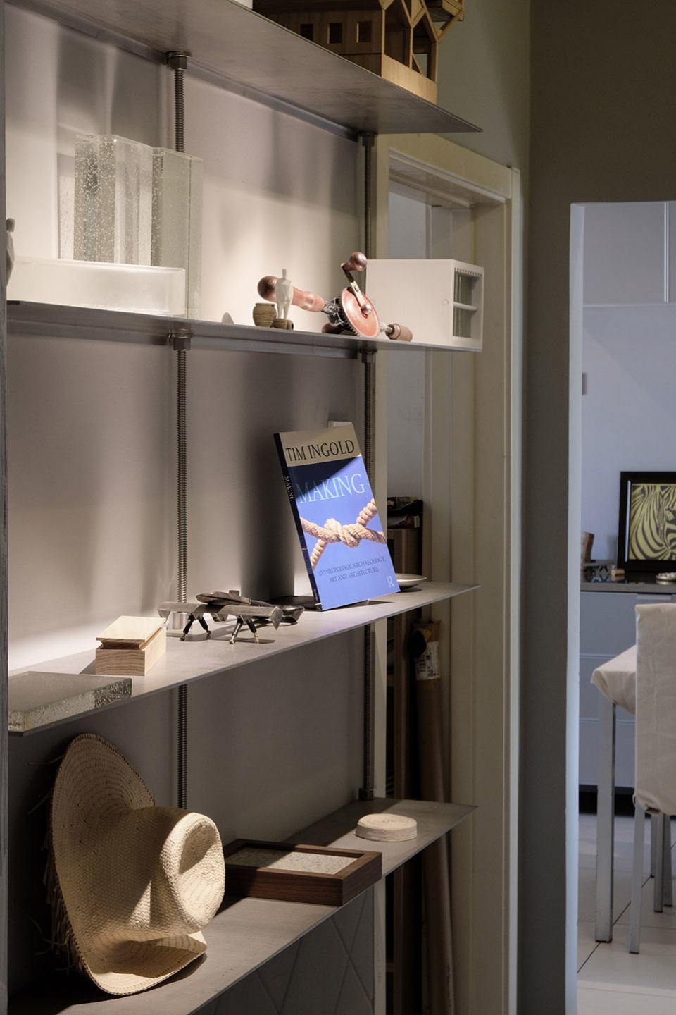 Hallway and the stainless steel shelf © Houshi Architecture