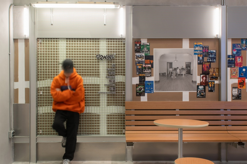 Coffee seating area © WHY WOULD