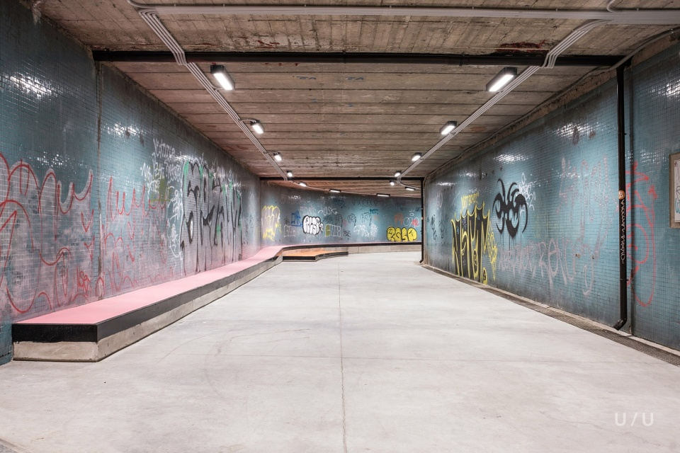 Linear light sources add a sense of security © Jiří Kot Y