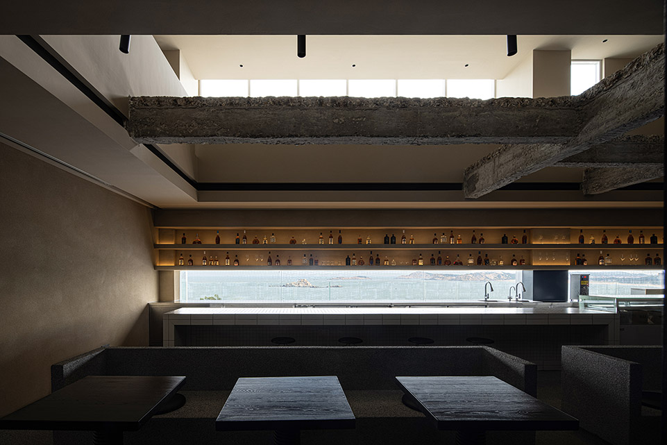 The long window brings the sea view to the bar area © ACT STUDIO