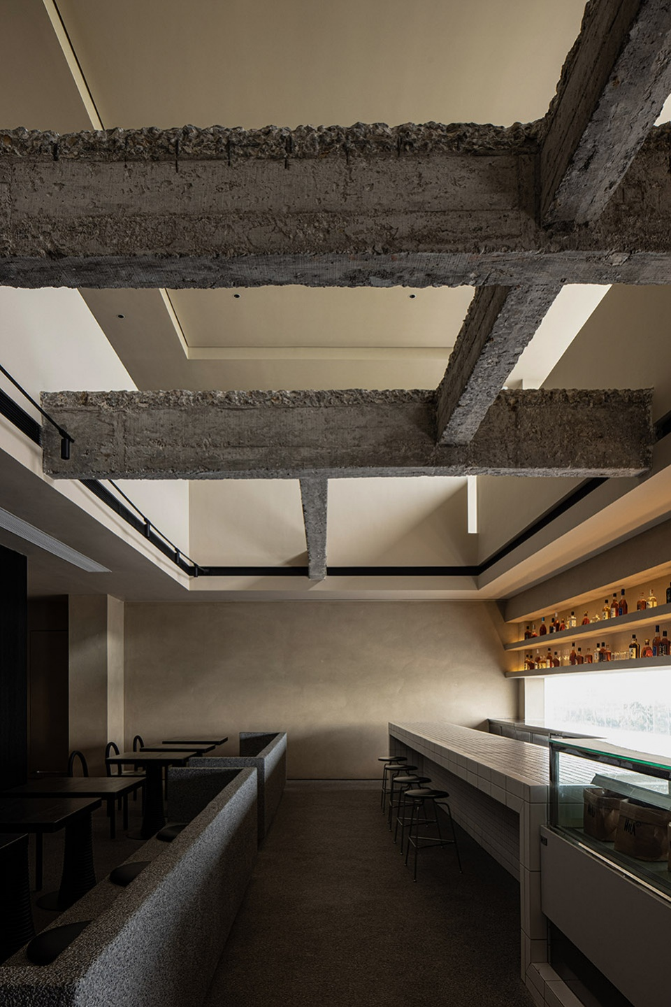 Exposed reinforced concrete beams © ACT STUDIO