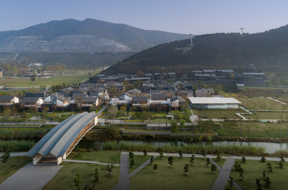 The form of the bridge harmonizes with the roof of the houses in the village © Liangshan