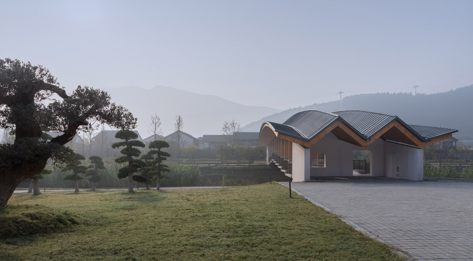 Covered bridge and river bank © Liangshan